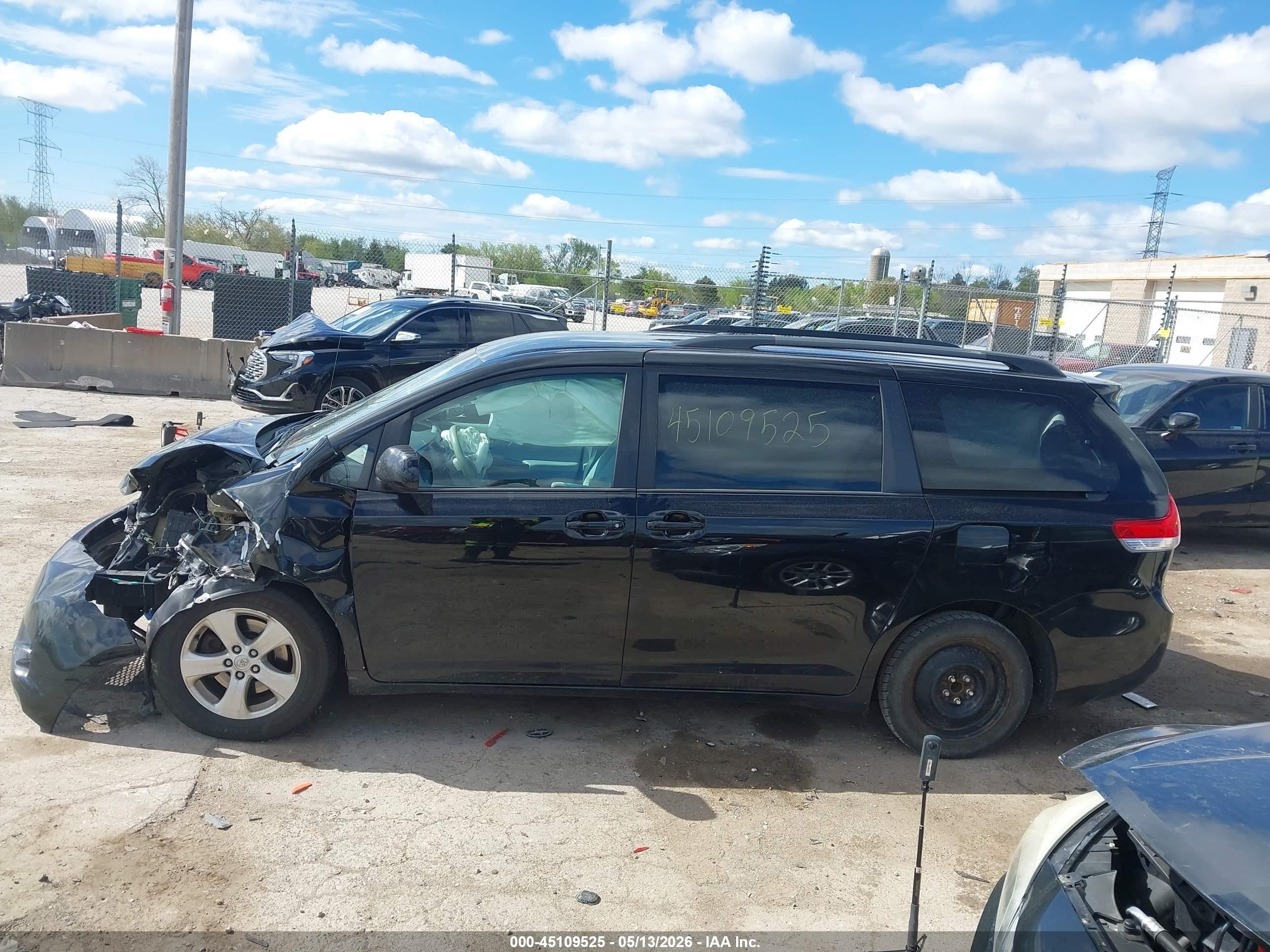 2014 Toyota Sienna Le V6 8 Passenger Черный vin: 5TDKK3DC7ES419377