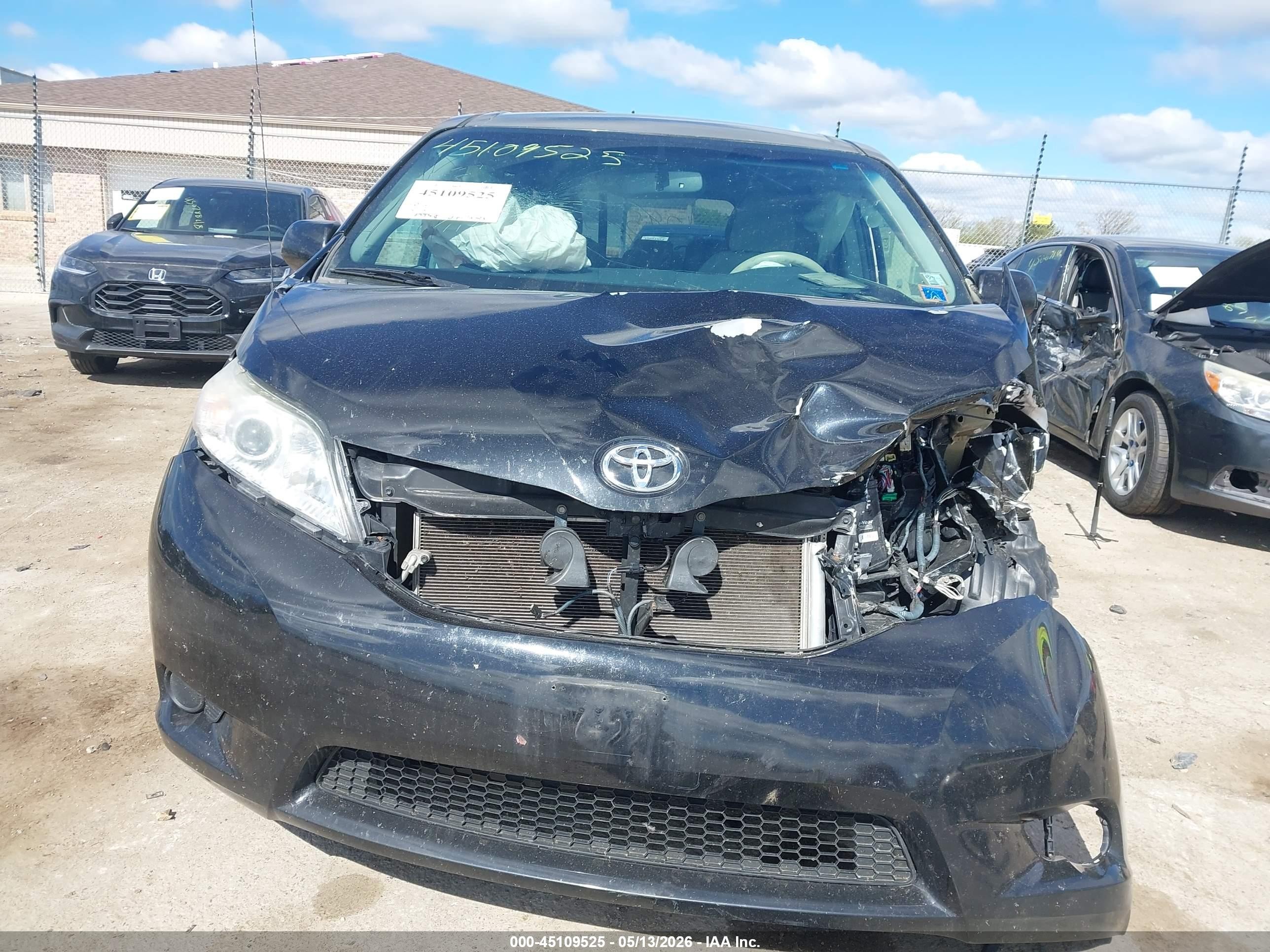 2014 Toyota Sienna Le V6 8 Passenger Черный vin: 5TDKK3DC7ES419377