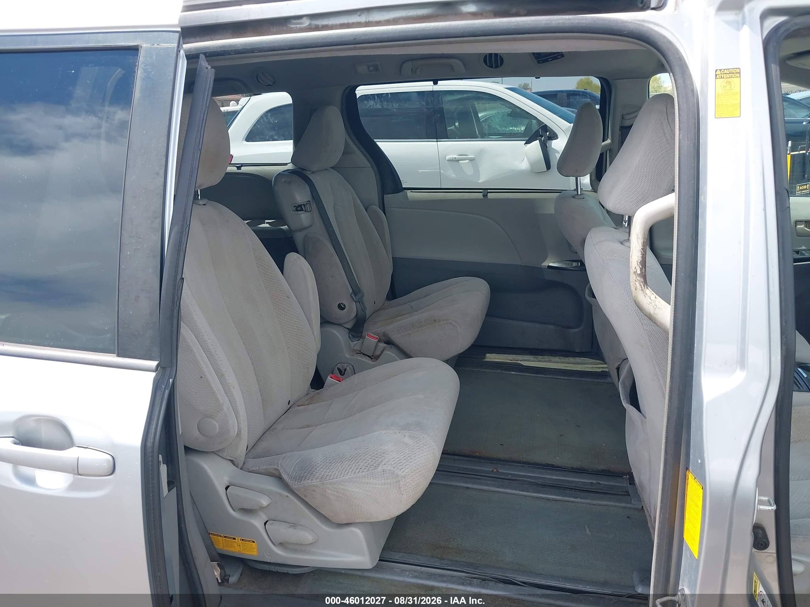 2014 Toyota Sienna Le V6 8 Passenger Silver vin: 5TDKK3DC7ES420707
