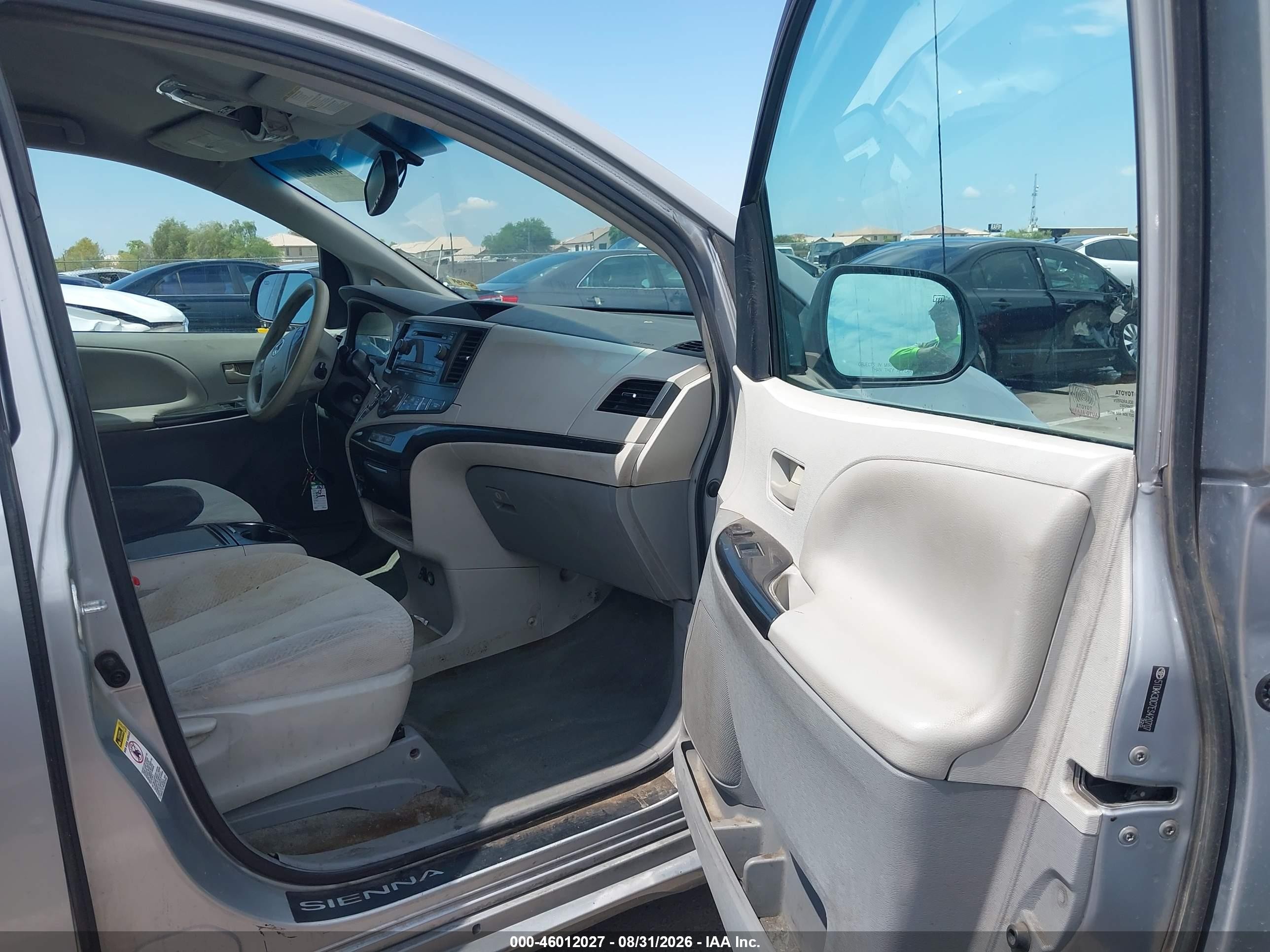 2014 Toyota Sienna Le V6 8 Passenger Silver vin: 5TDKK3DC7ES420707