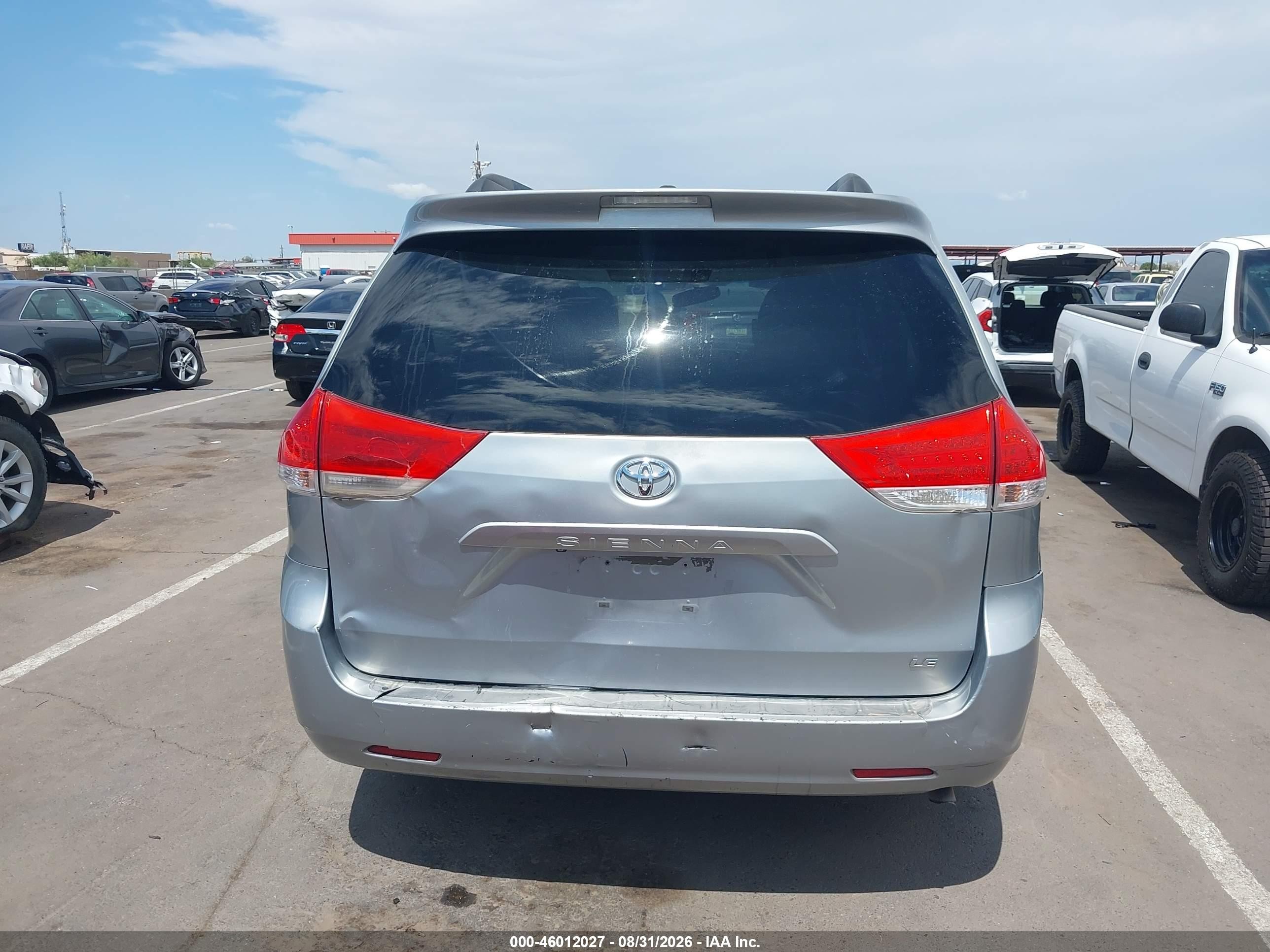 2014 Toyota Sienna Le V6 8 Passenger Silver vin: 5TDKK3DC7ES420707