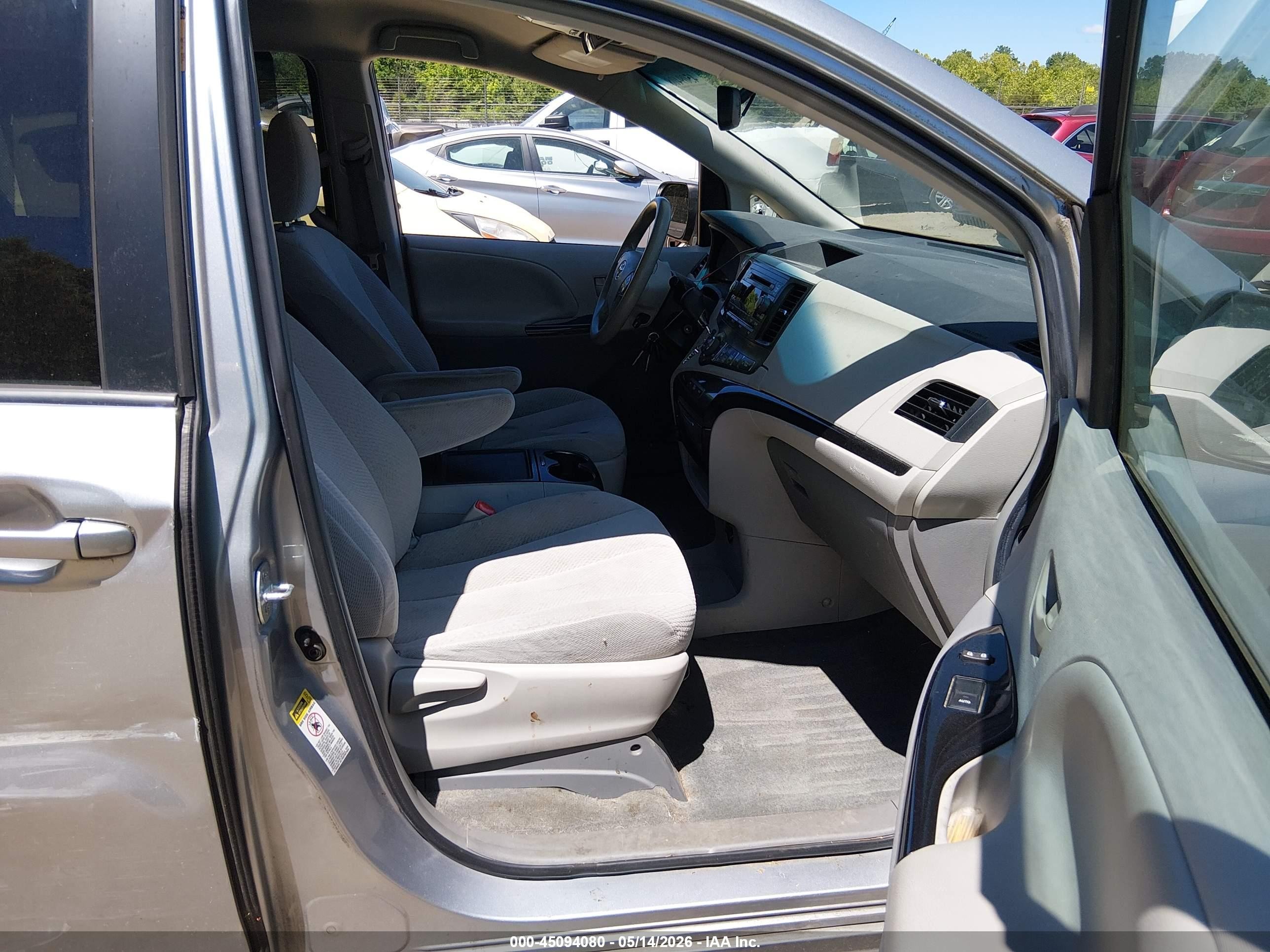 2014 Toyota Sienna Le V6 8 Passenger Silver vin: 5TDKK3DC7ES423929