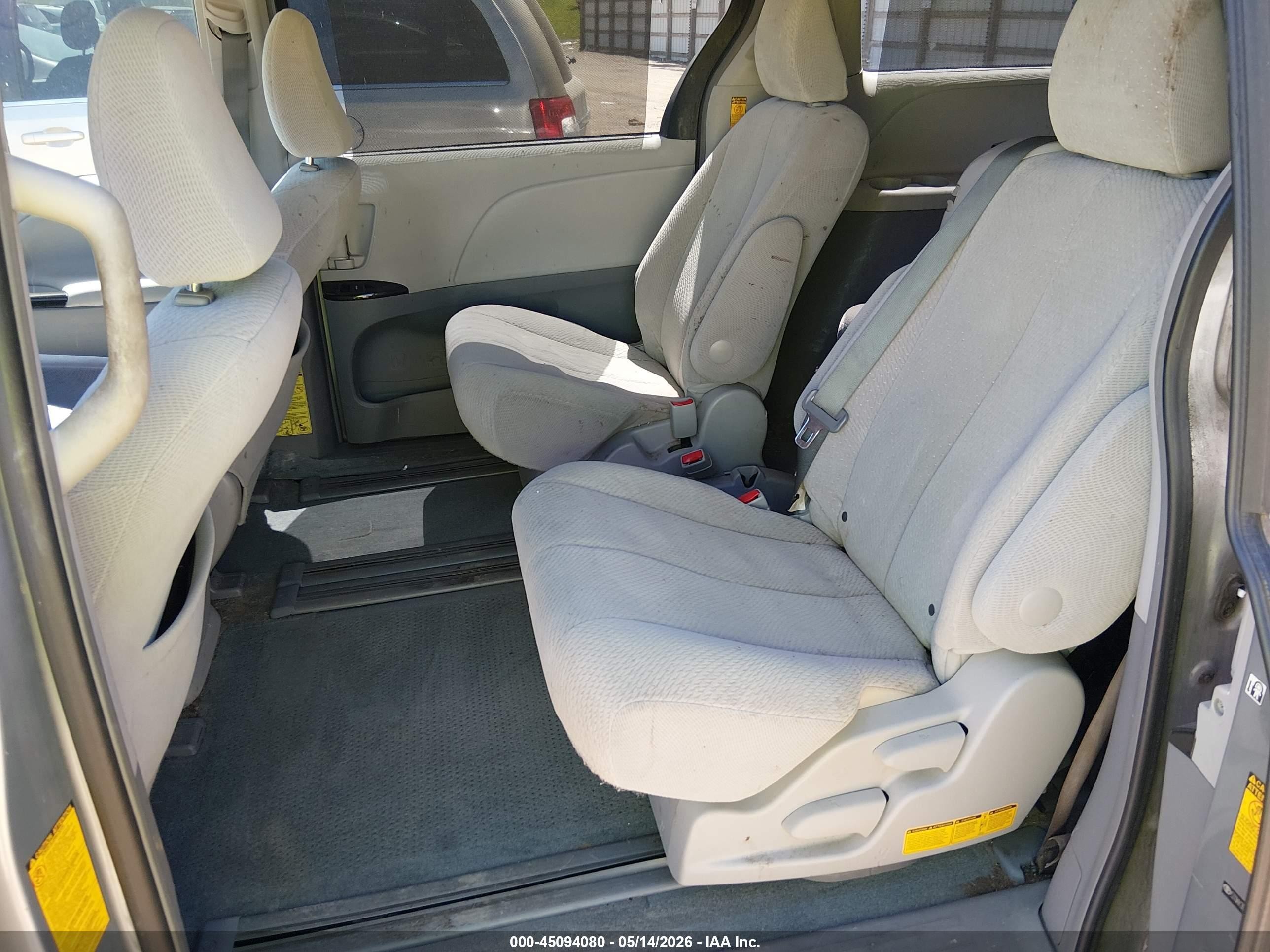 2014 Toyota Sienna Le V6 8 Passenger Silver vin: 5TDKK3DC7ES423929