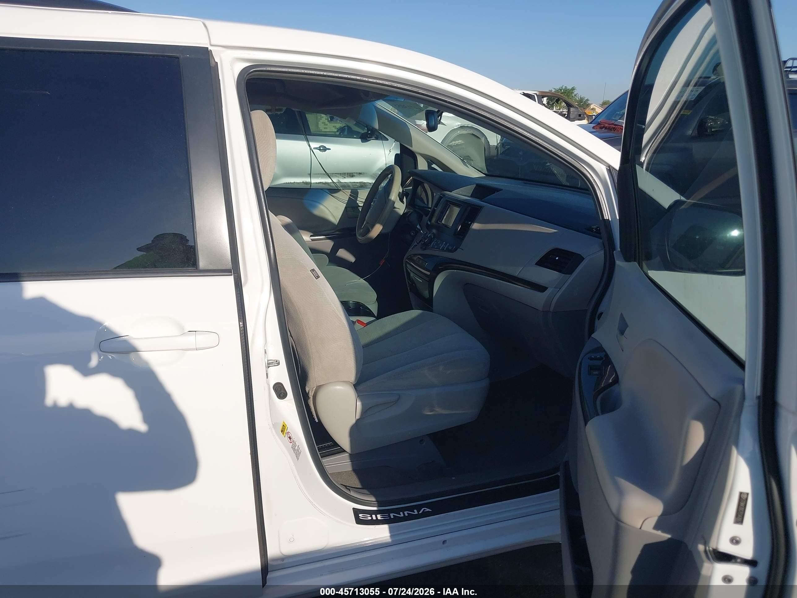 2014 Toyota Sienna Le V6 8 Passenger White vin: 5TDKK3DC7ES430671