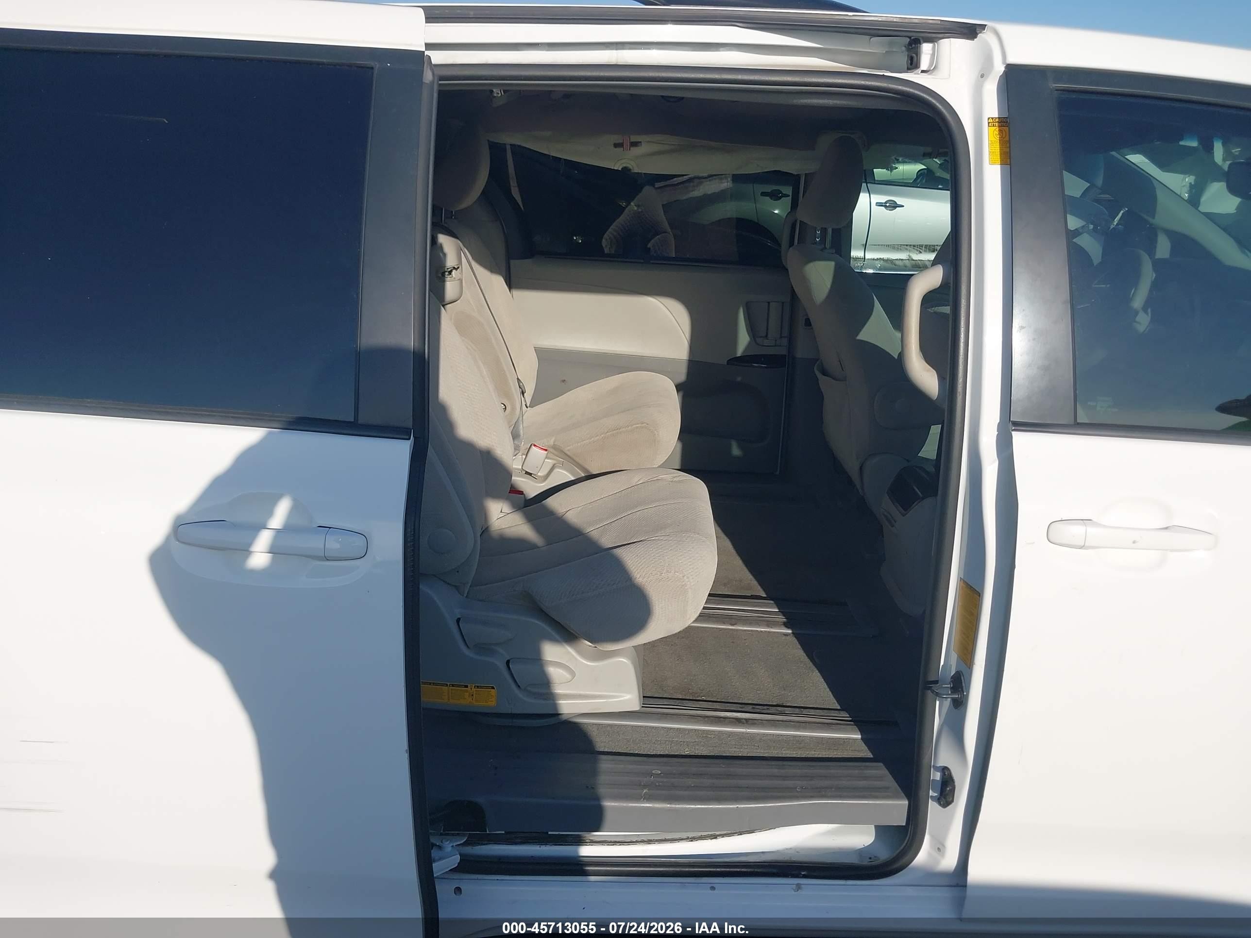 2014 Toyota Sienna Le V6 8 Passenger White vin: 5TDKK3DC7ES430671