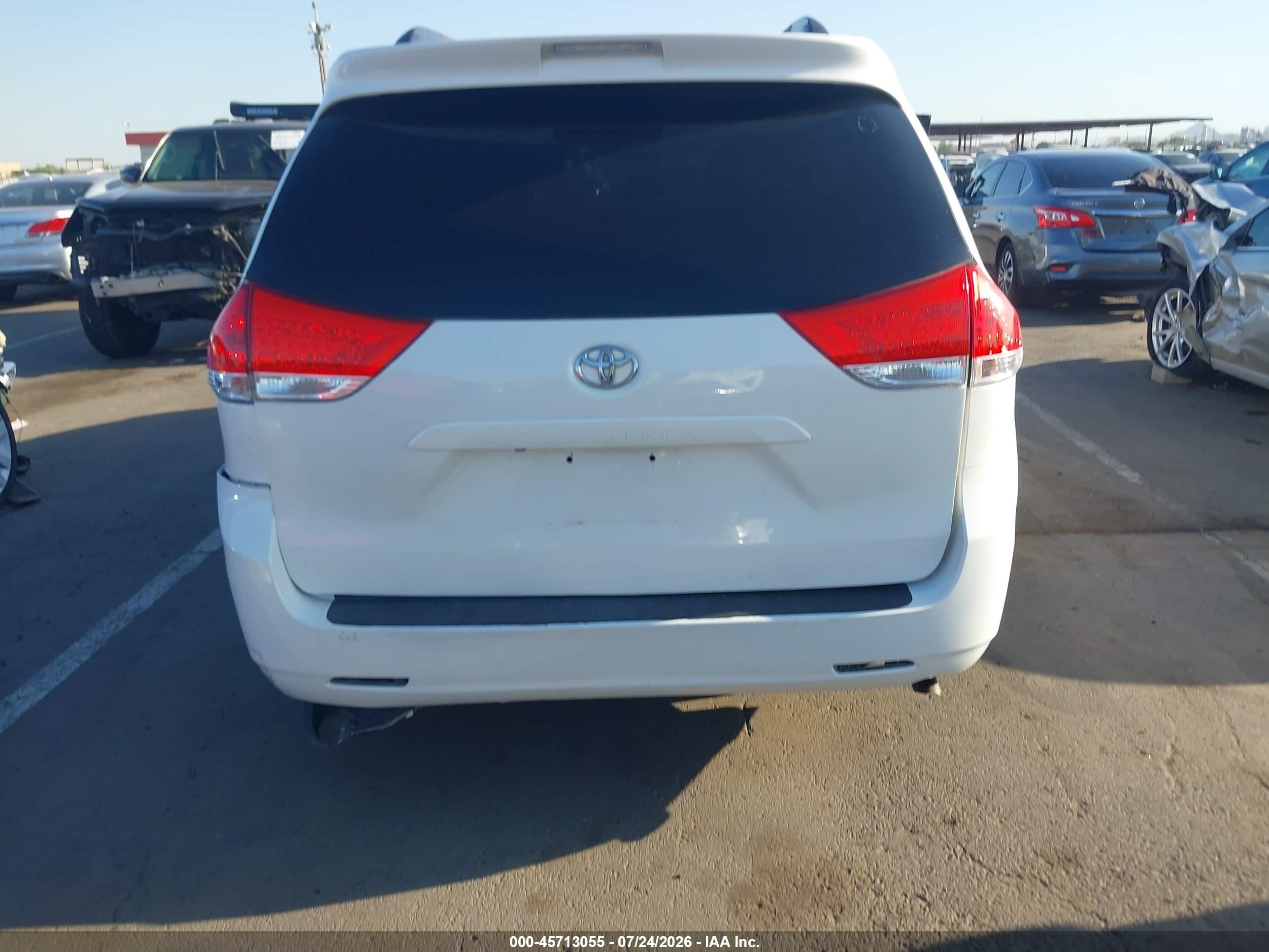 2014 Toyota Sienna Le V6 8 Passenger White vin: 5TDKK3DC7ES430671