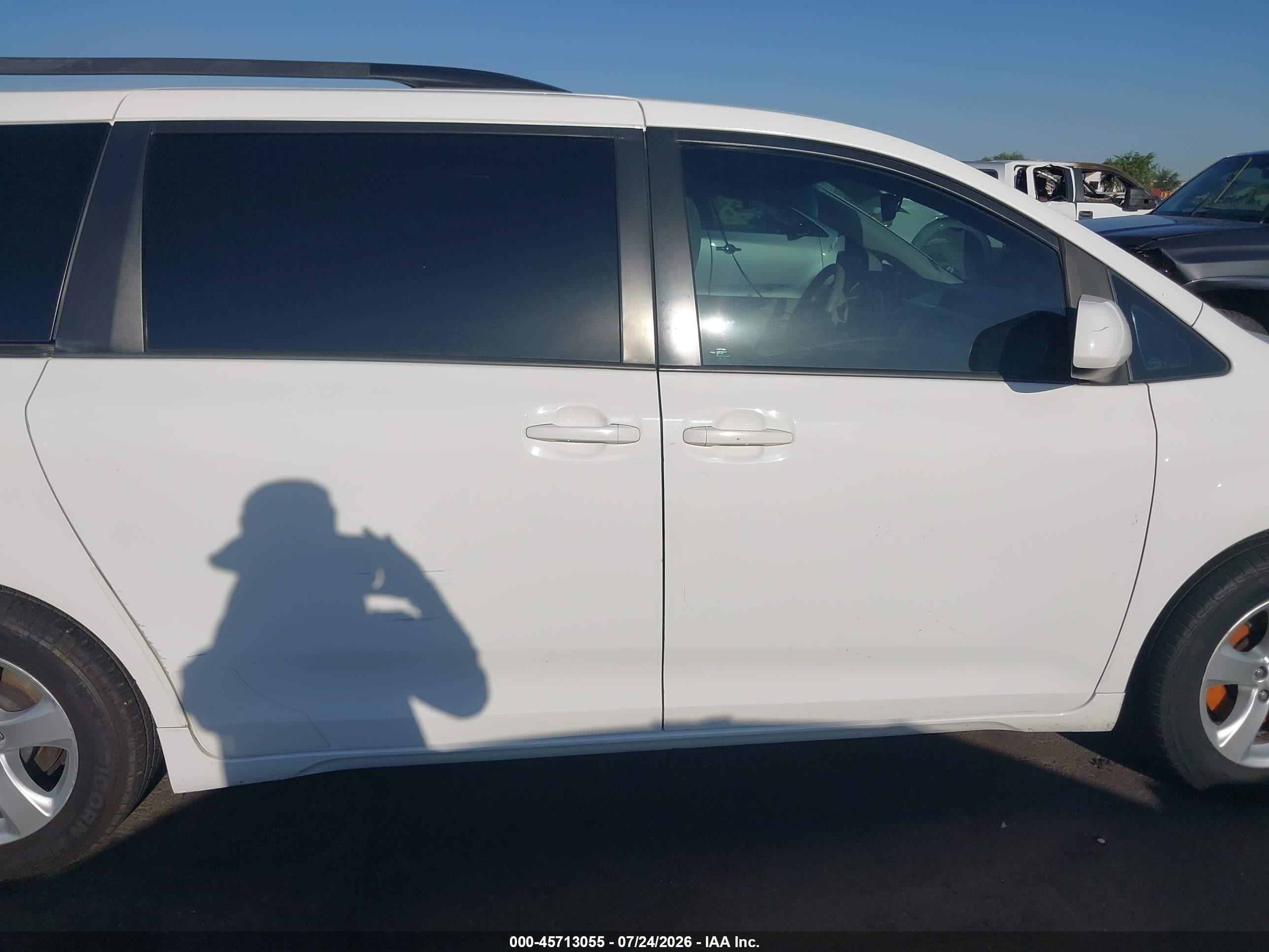 2014 Toyota Sienna Le V6 8 Passenger White vin: 5TDKK3DC7ES430671