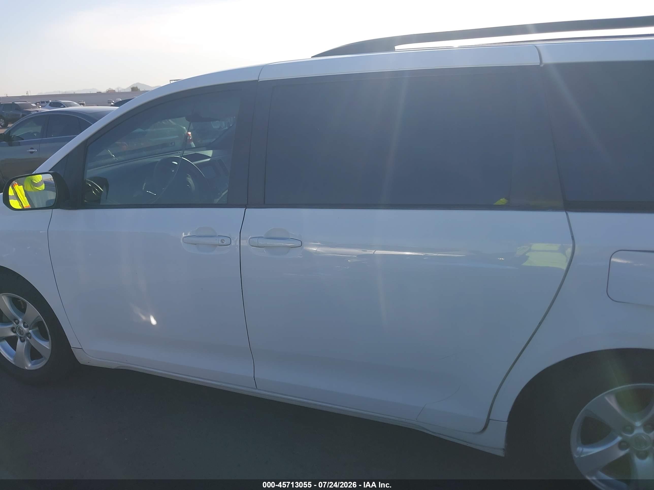 2014 Toyota Sienna Le V6 8 Passenger White vin: 5TDKK3DC7ES430671