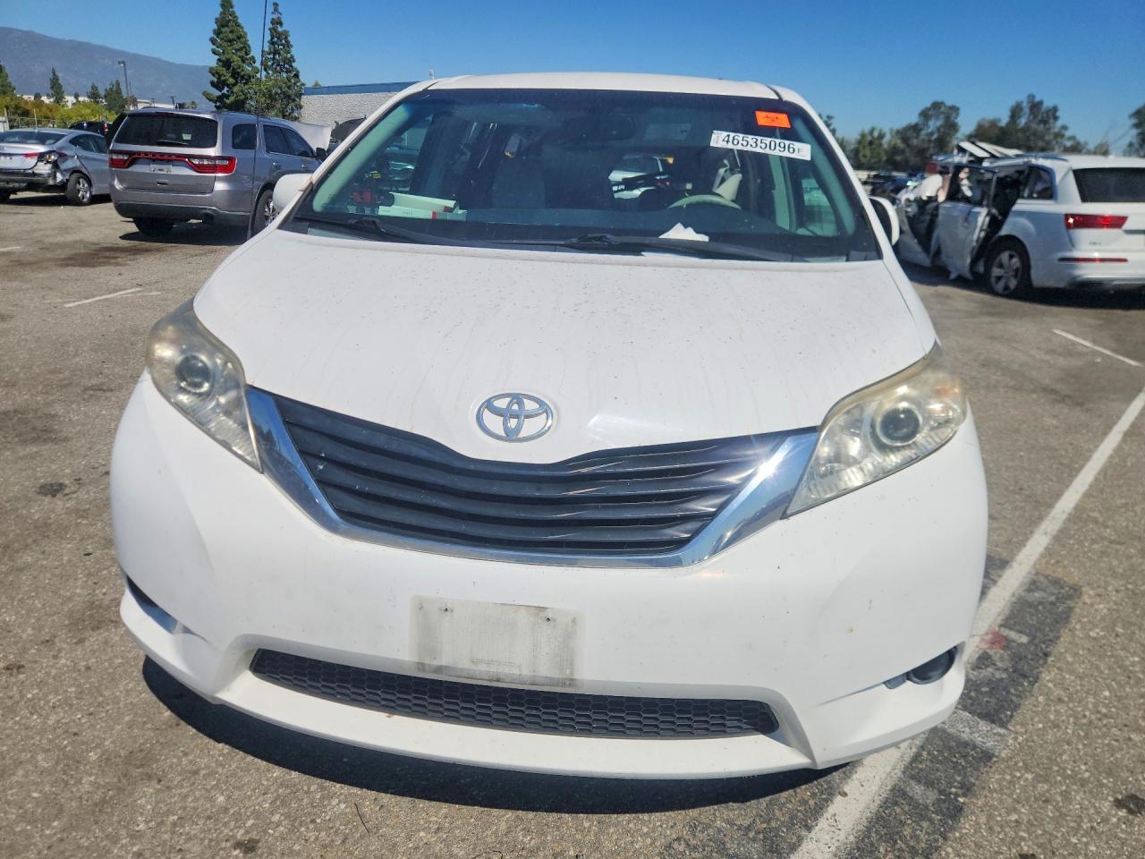 2014 Toyota Sienna Le 8-passenger White vin: 5TDKK3DC7ES431335