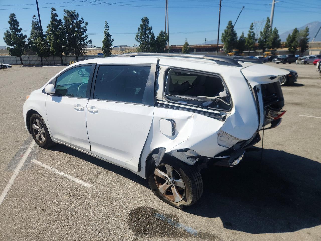 2014 Toyota Sienna Le 8-passenger White vin: 5TDKK3DC7ES431335