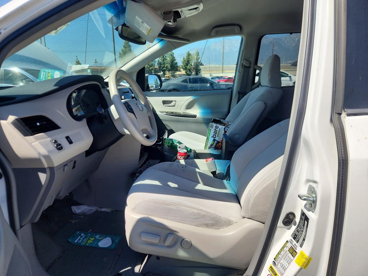 2014 Toyota Sienna Le 8-passenger White vin: 5TDKK3DC7ES431335