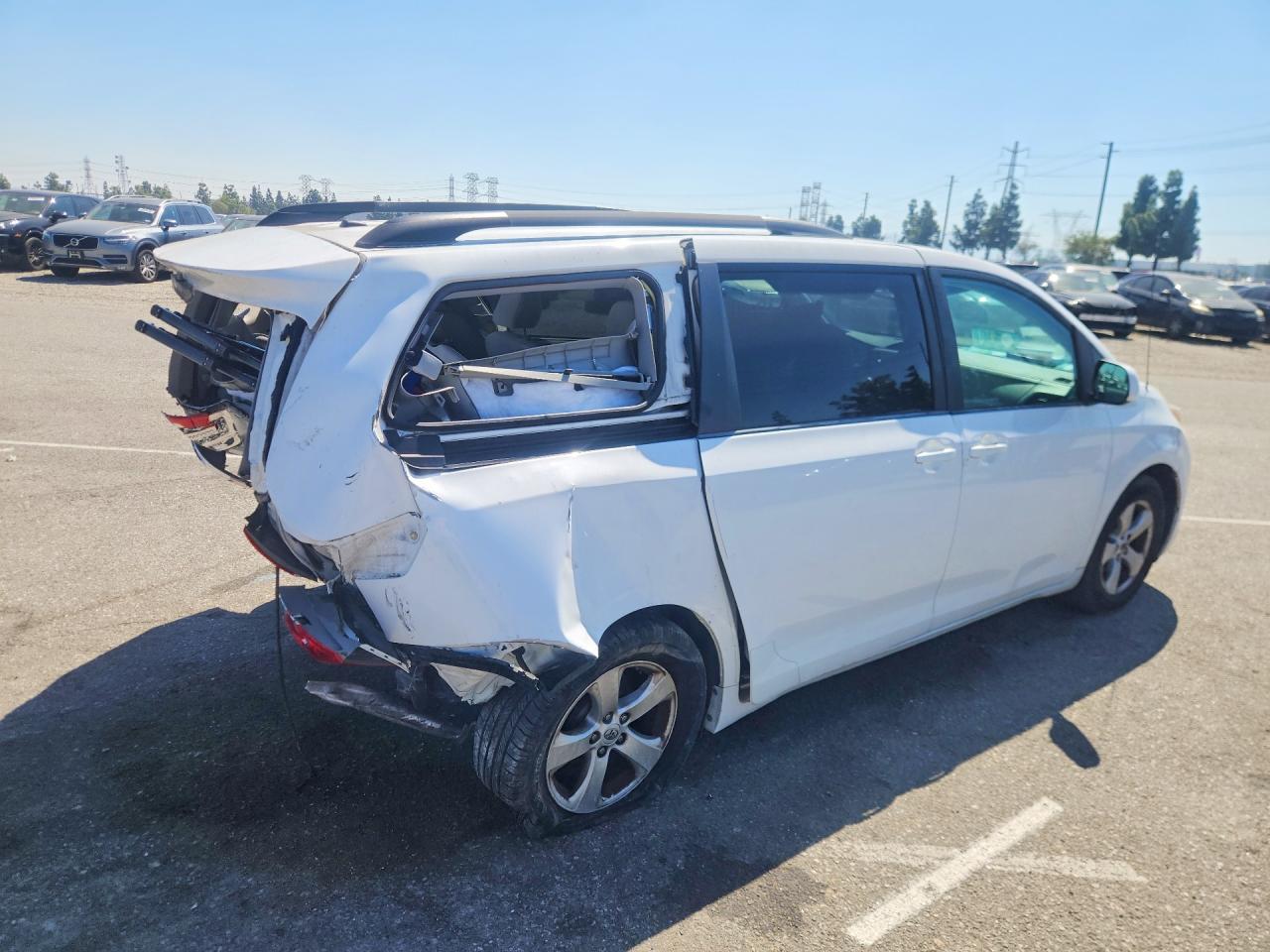 2014 Toyota Sienna Le 8-passenger White vin: 5TDKK3DC7ES431335
