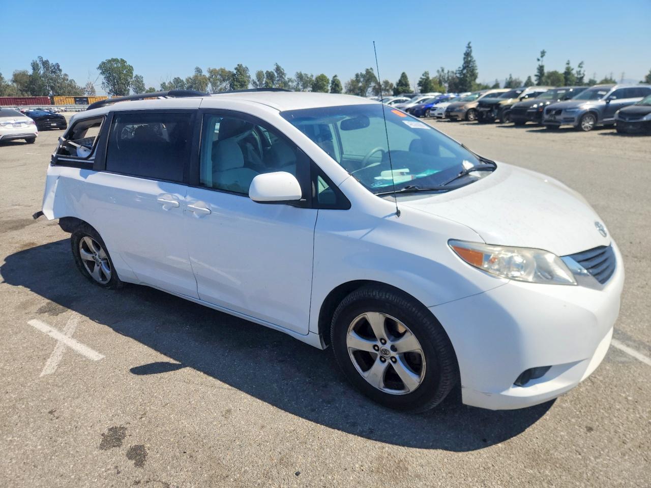2014 Toyota Sienna Le 8-passenger White vin: 5TDKK3DC7ES431335