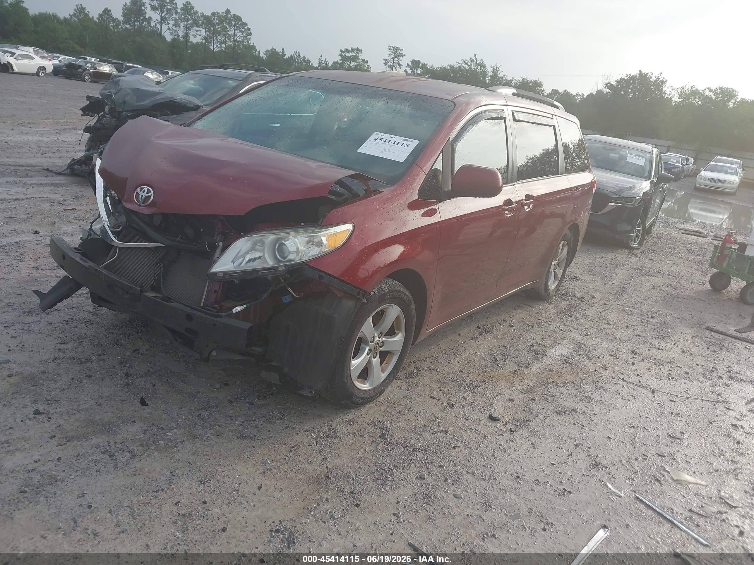 2014 Toyota Sienna Le V6 8 Passenger Red vin: 5TDKK3DC7ES437586