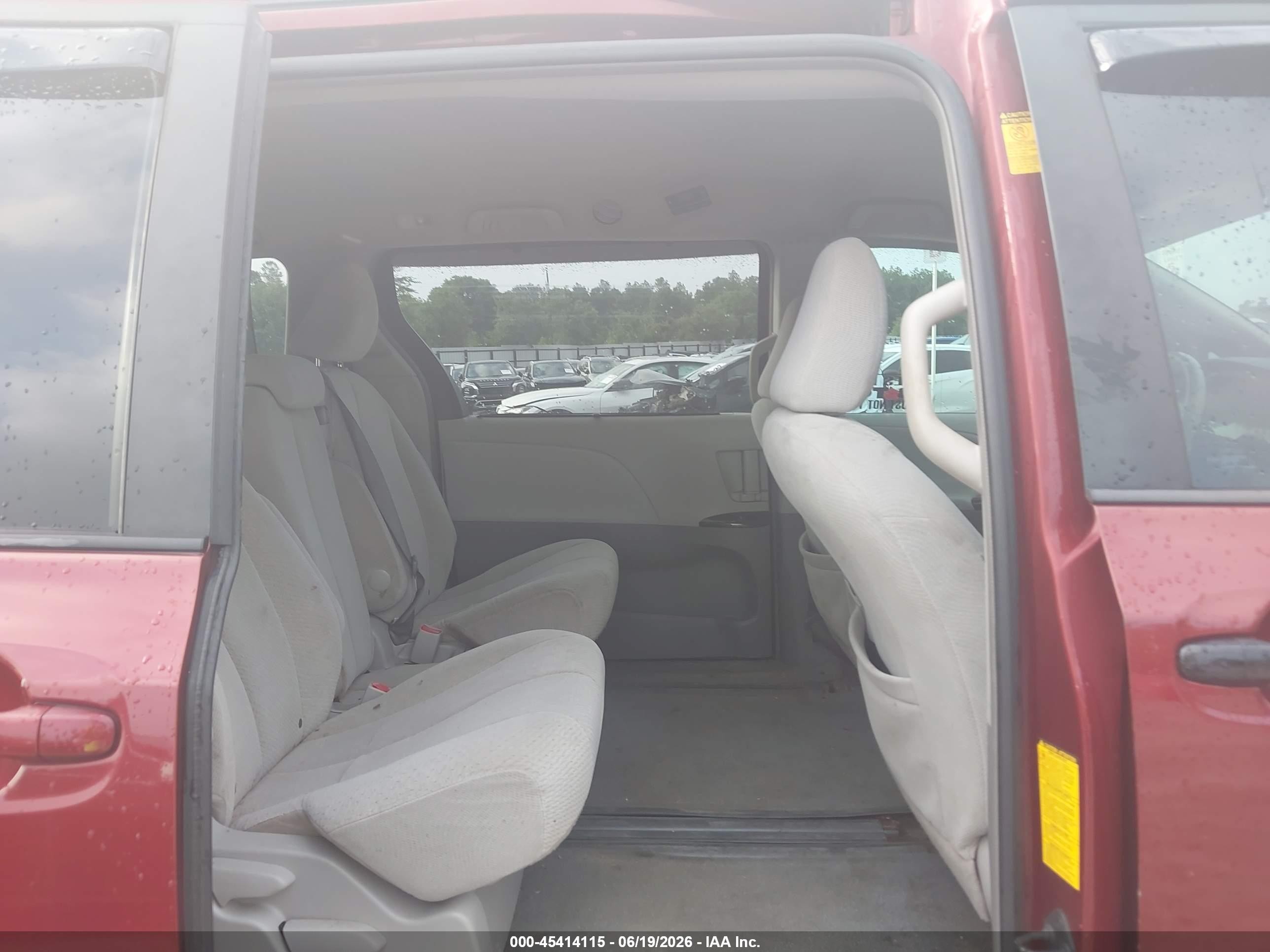 2014 Toyota Sienna Le V6 8 Passenger Red vin: 5TDKK3DC7ES437586
