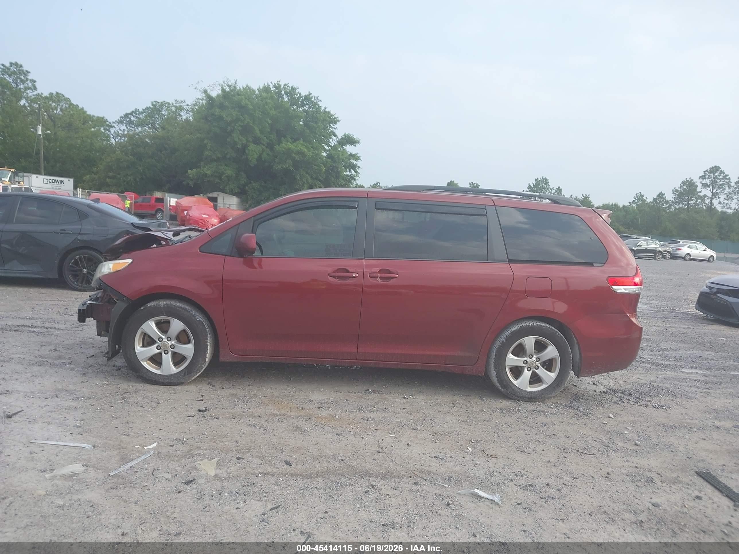 2014 Toyota Sienna Le V6 8 Passenger Red vin: 5TDKK3DC7ES437586