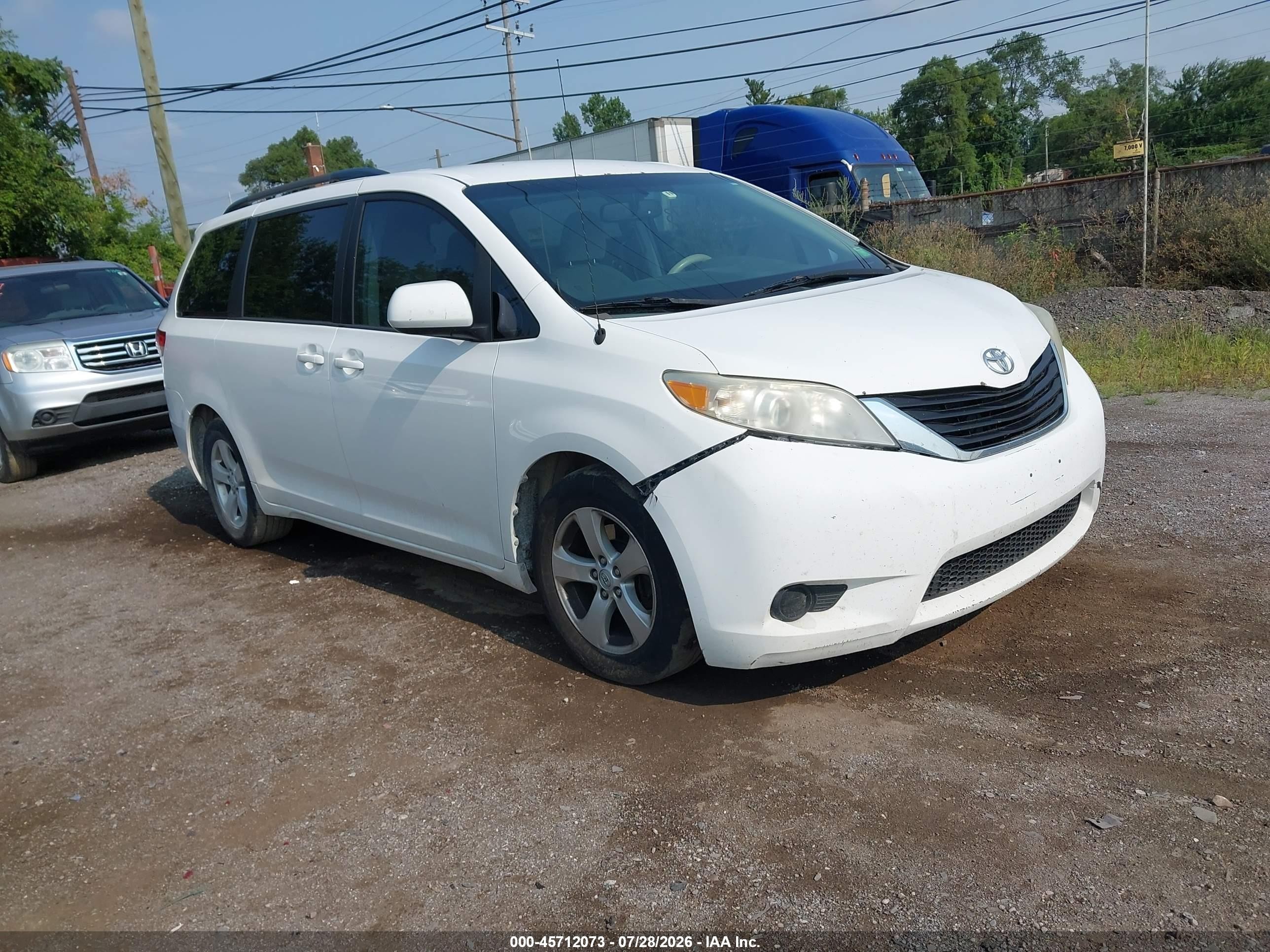 2014 Toyota Sienna Le V6 8 Passenger White vin: 5TDKK3DC7ES452122