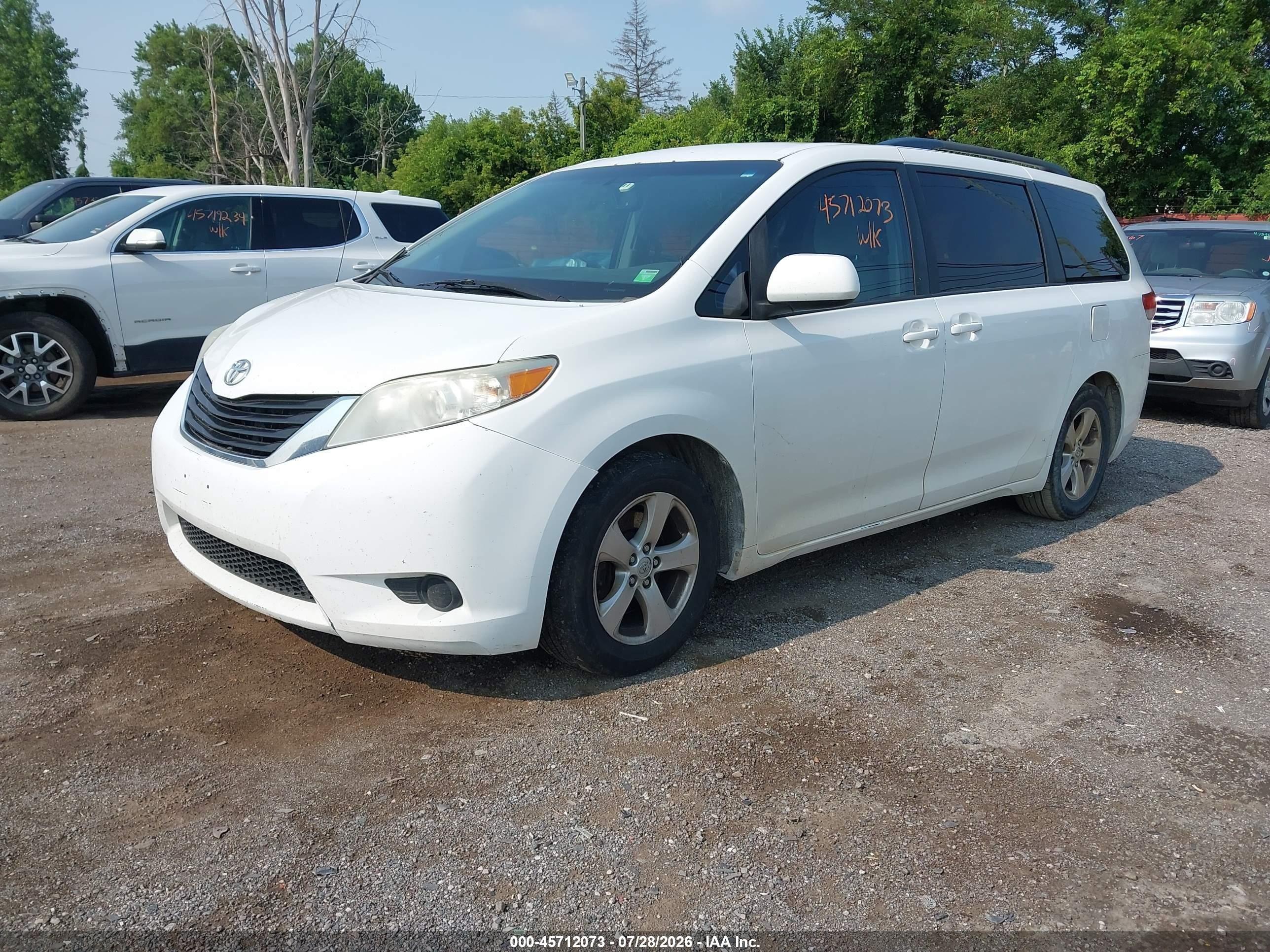 2014 Toyota Sienna Le V6 8 Passenger White vin: 5TDKK3DC7ES452122