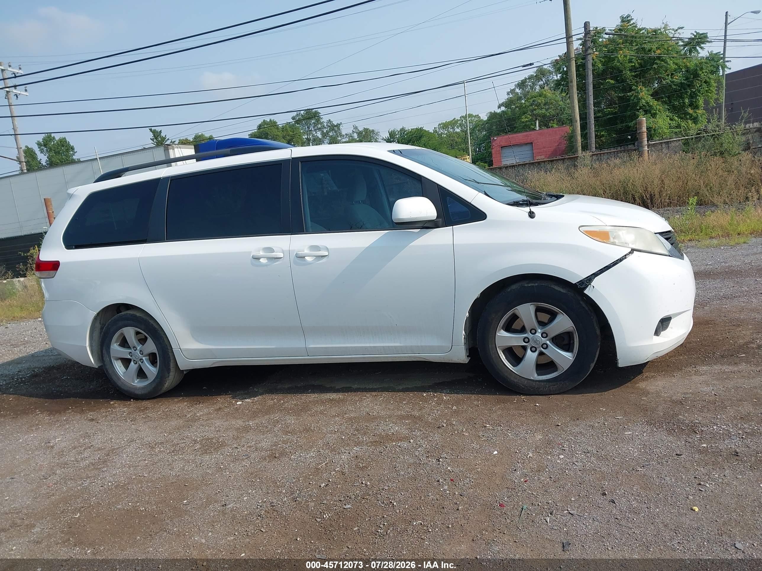 2014 Toyota Sienna Le V6 8 Passenger White vin: 5TDKK3DC7ES452122