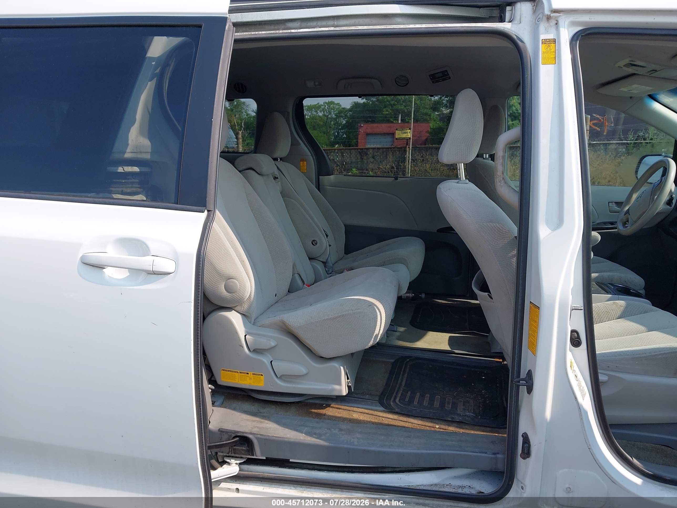 2014 Toyota Sienna Le V6 8 Passenger White vin: 5TDKK3DC7ES452122