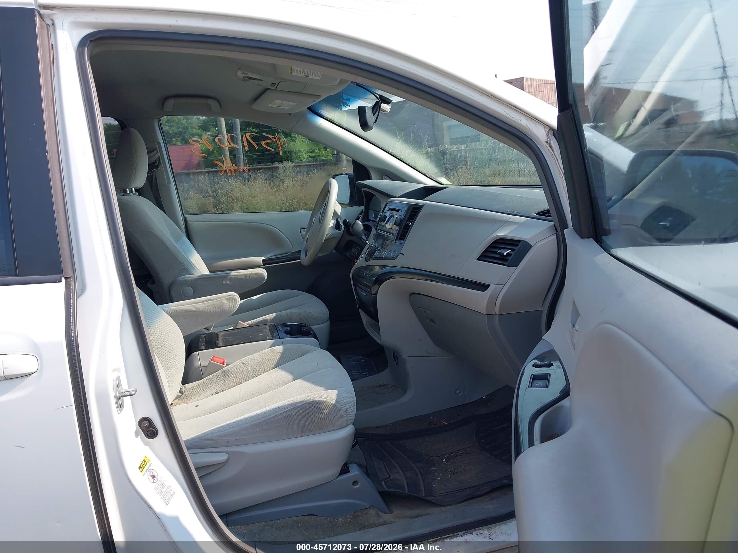 2014 Toyota Sienna Le V6 8 Passenger White vin: 5TDKK3DC7ES452122