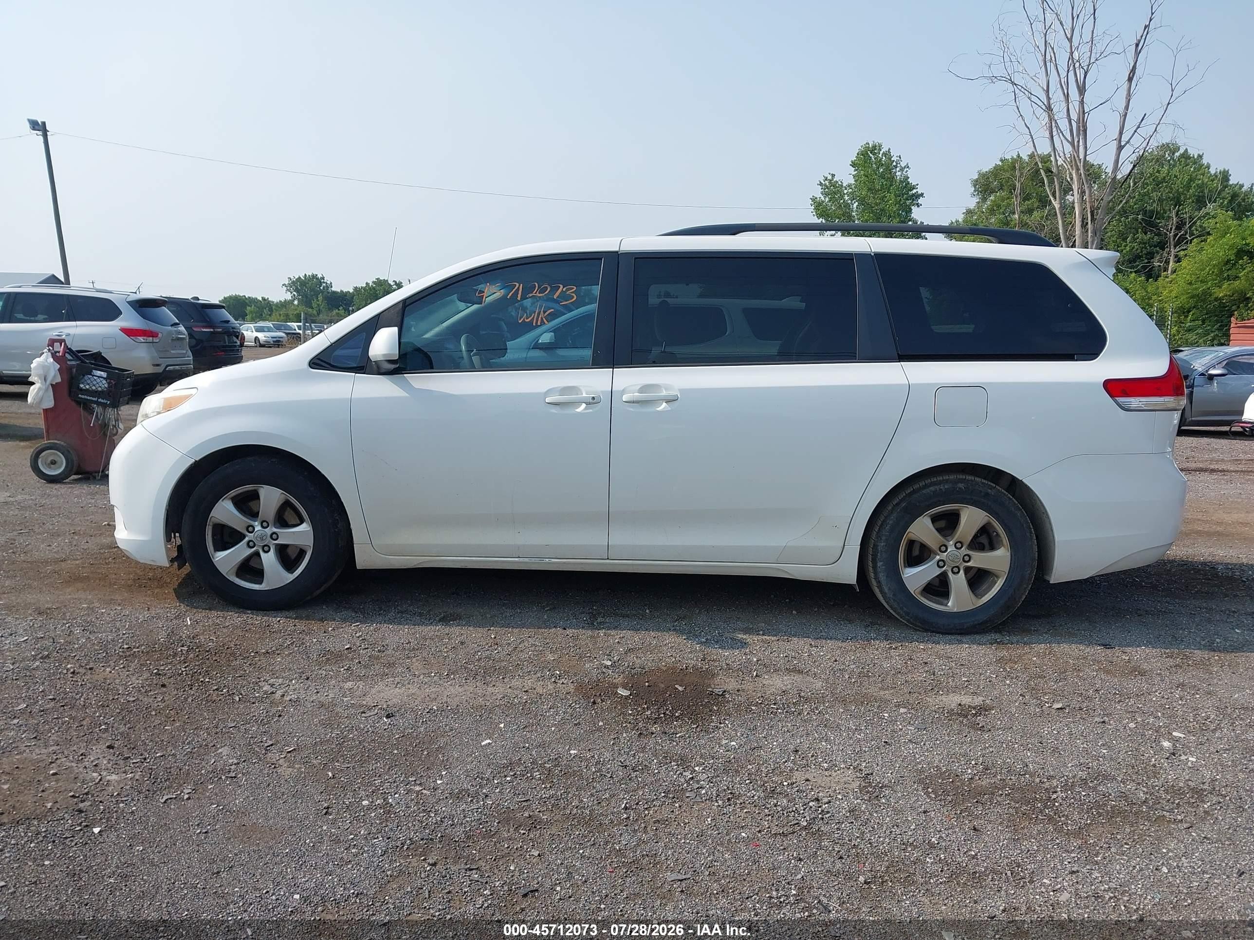 2014 Toyota Sienna Le V6 8 Passenger White vin: 5TDKK3DC7ES452122