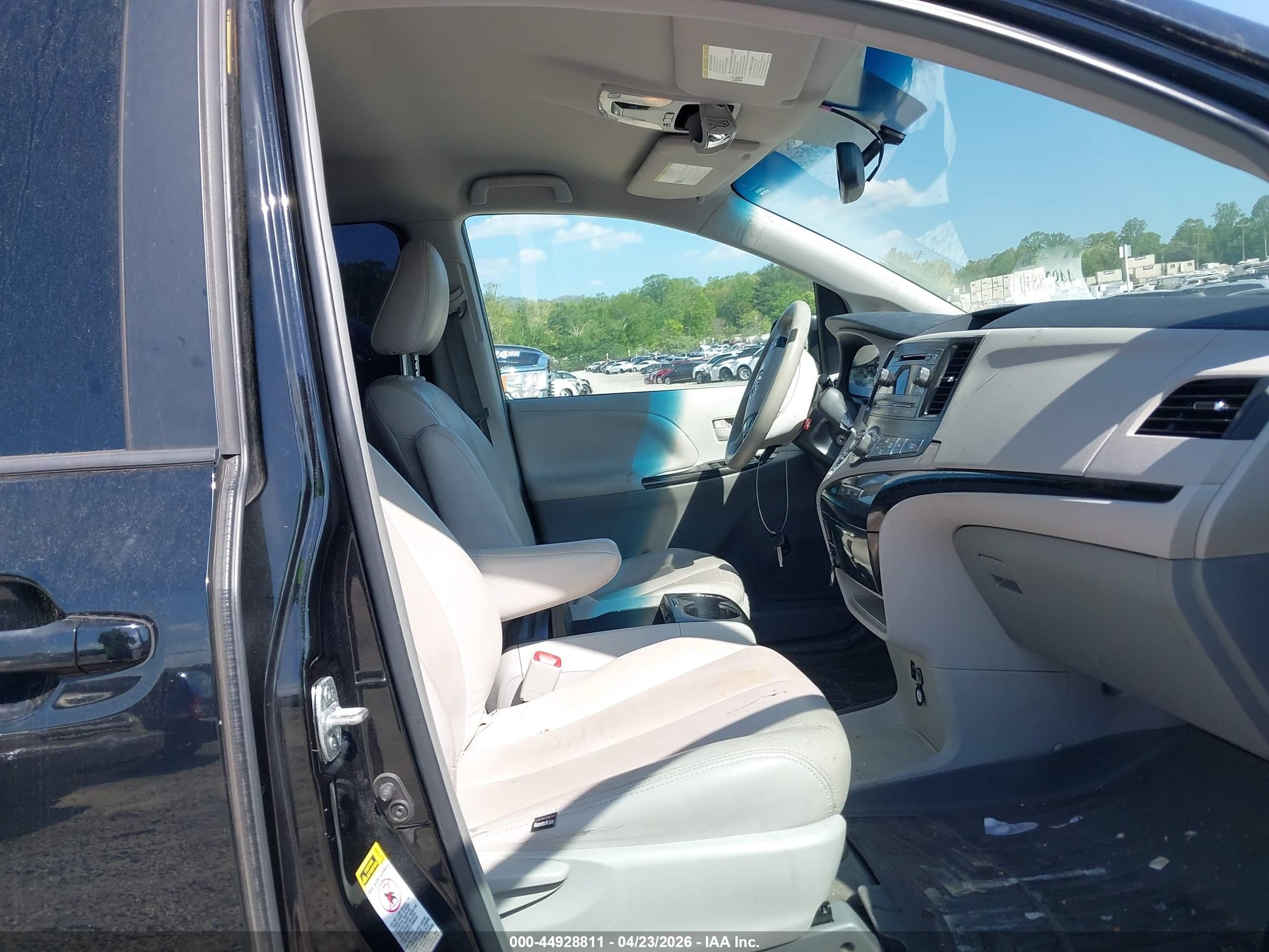 2014 Toyota Sienna Le V6 8 Passenger Black vin: 5TDKK3DC7ES457627