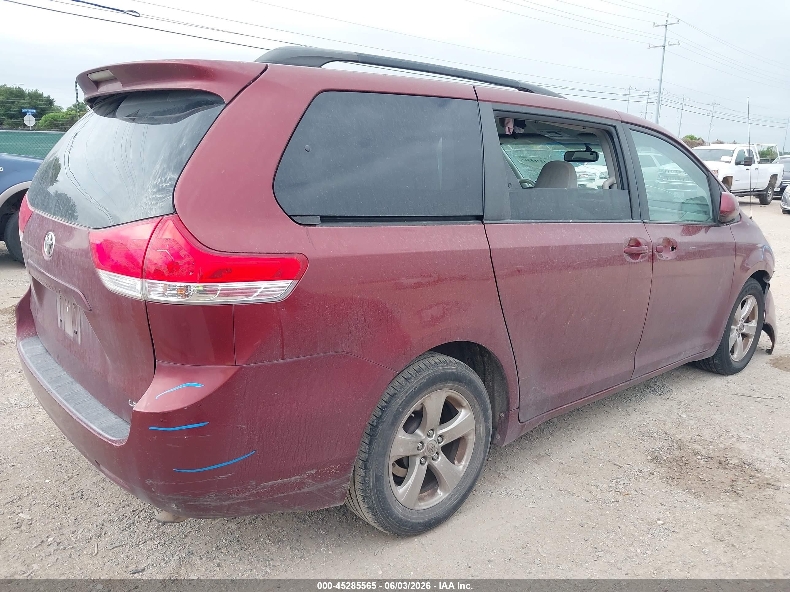 2014 Toyota Sienna Le V6 8 Passenger Red vin: 5TDKK3DC7ES467333