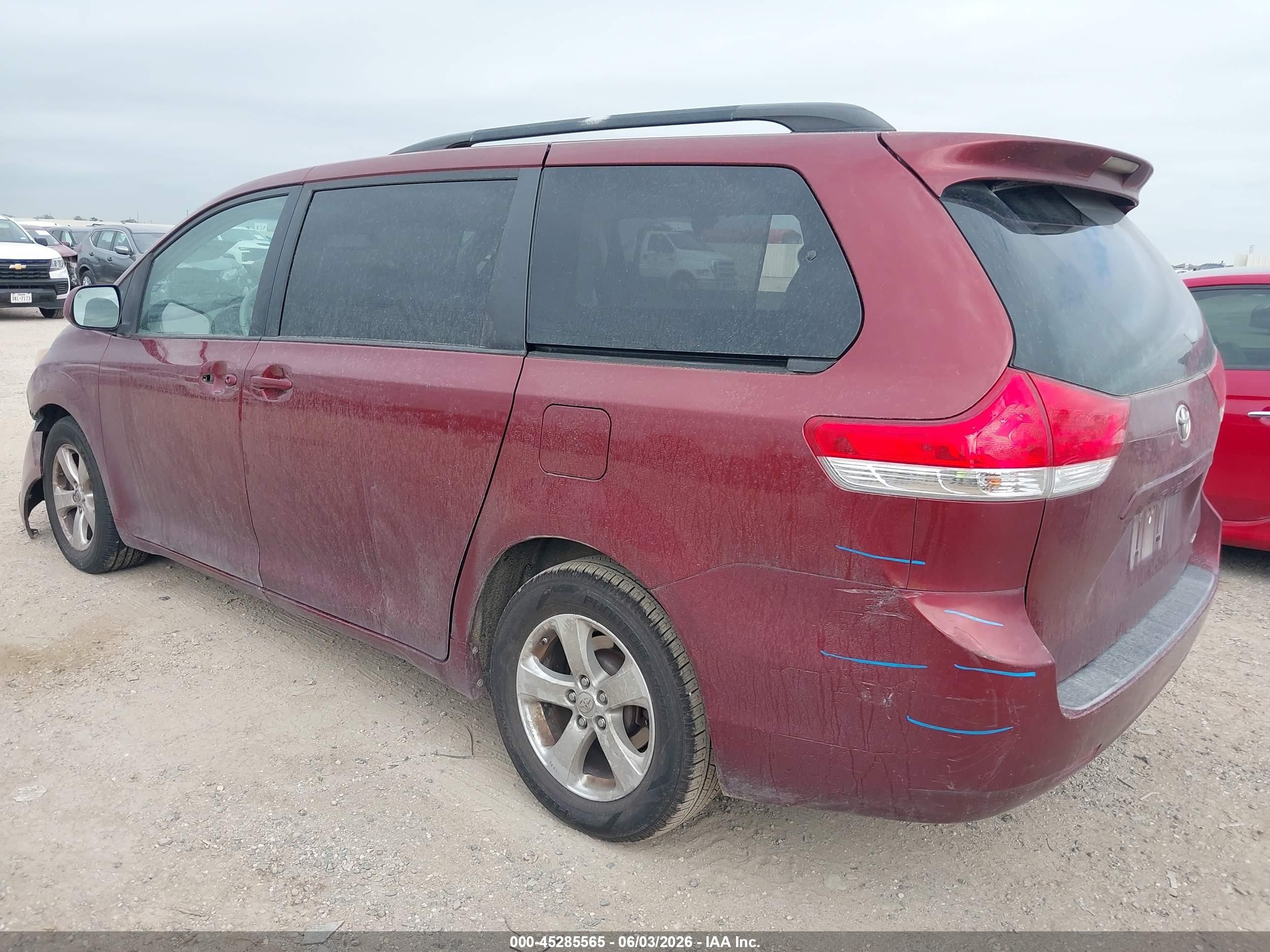2014 Toyota Sienna Le V6 8 Passenger Red vin: 5TDKK3DC7ES467333