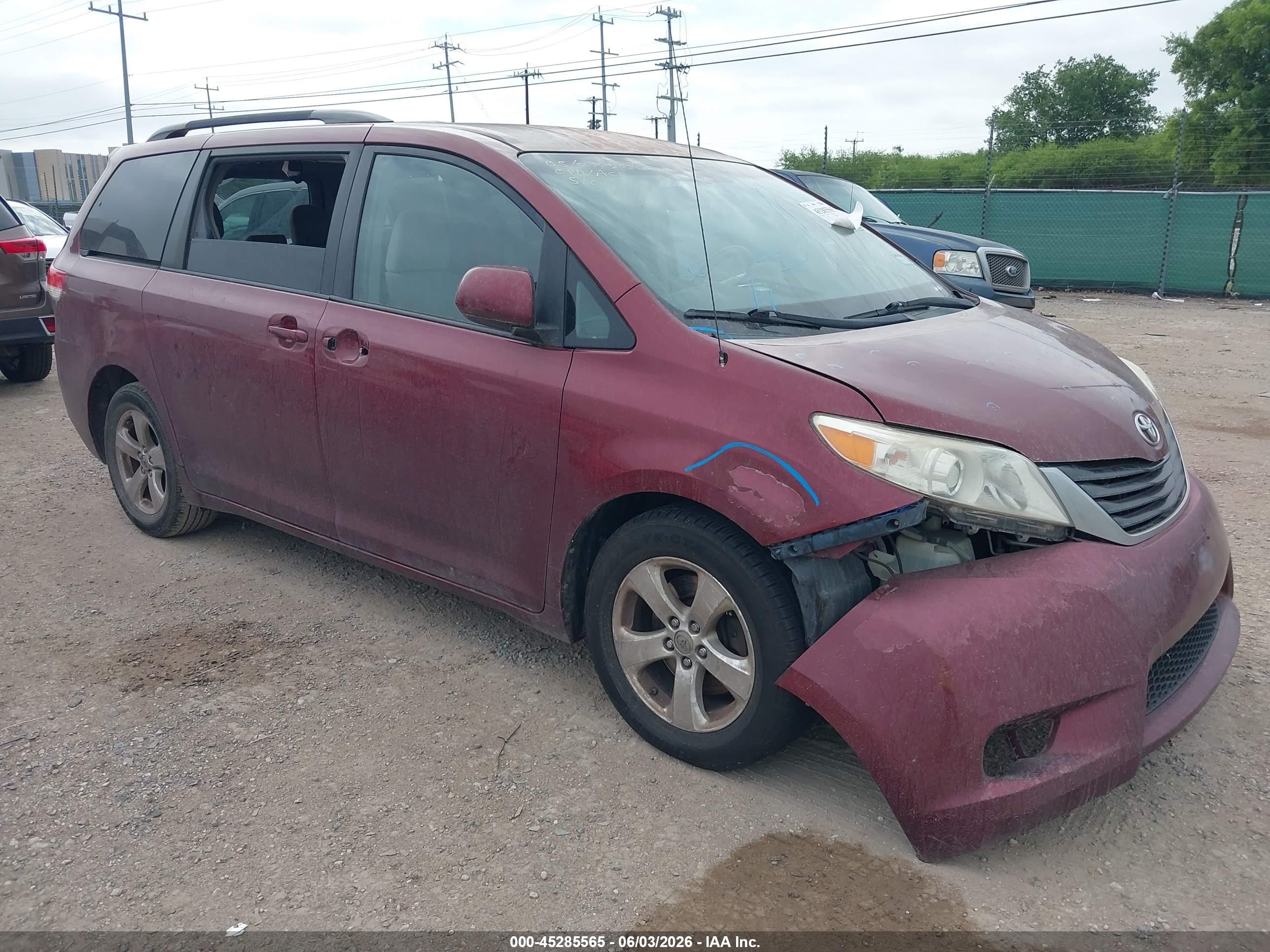 2014 Toyota Sienna Le V6 8 Passenger Red vin: 5TDKK3DC7ES467333