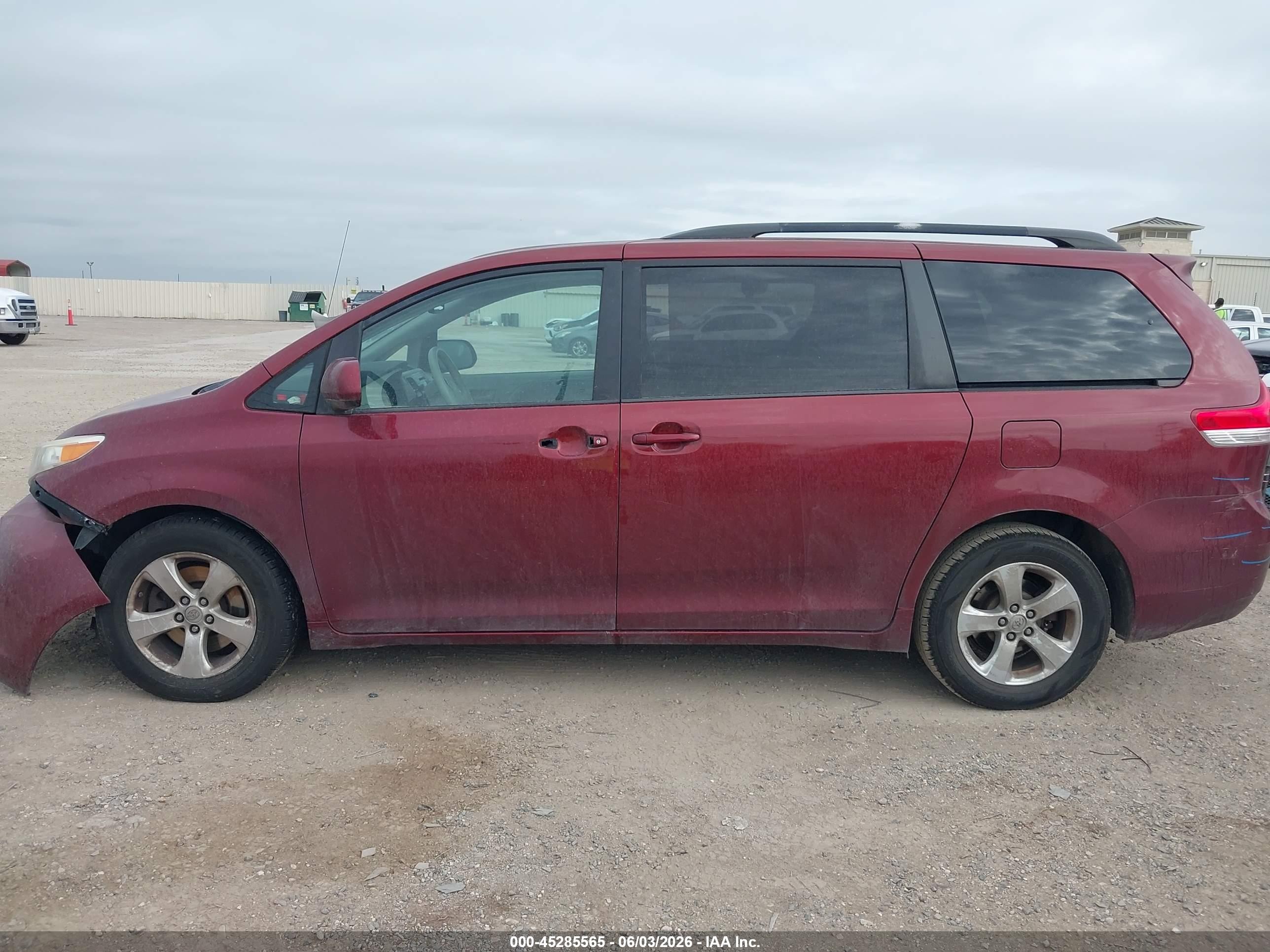 2014 Toyota Sienna Le V6 8 Passenger Red vin: 5TDKK3DC7ES467333