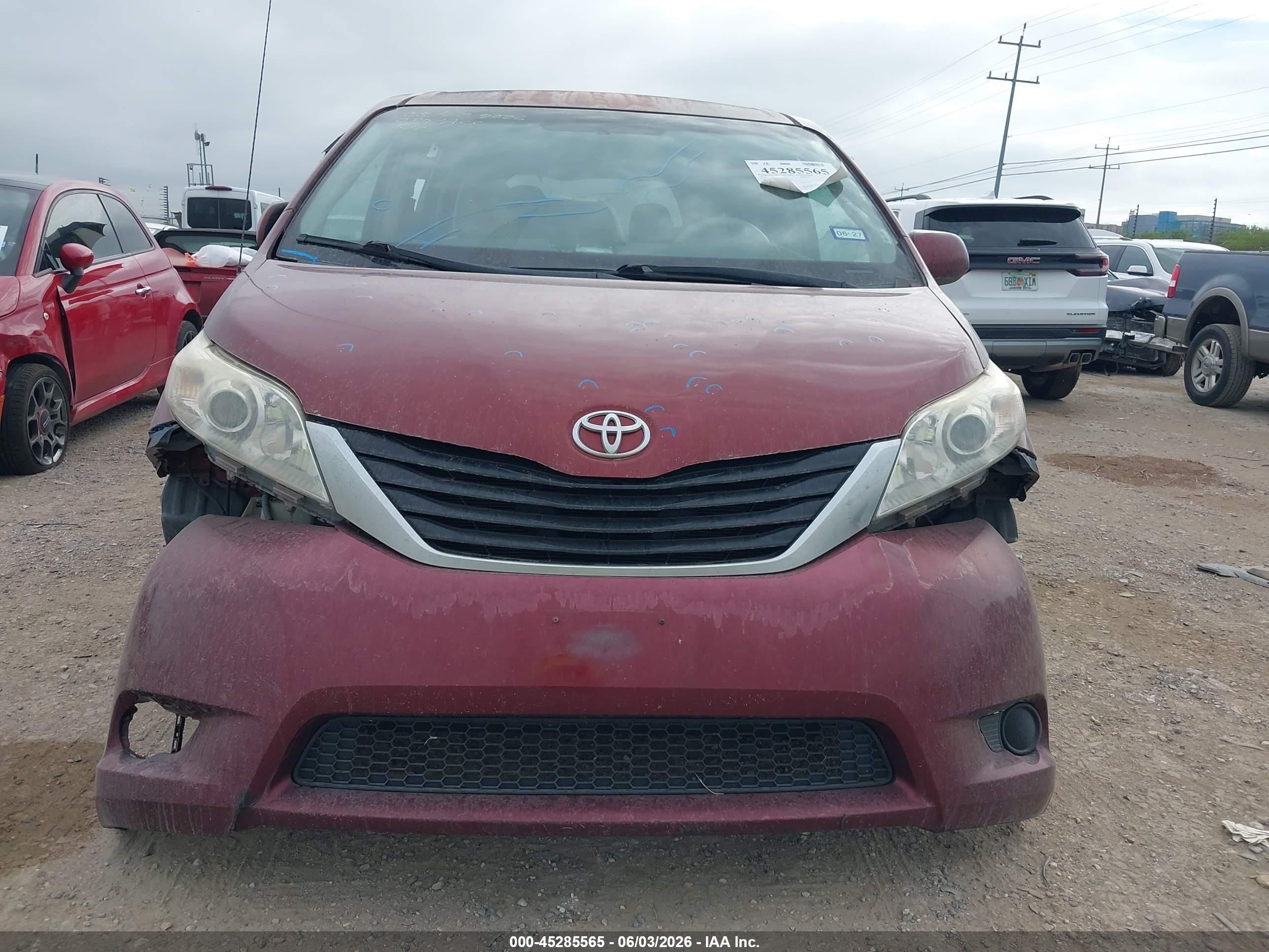 2014 Toyota Sienna Le V6 8 Passenger Red vin: 5TDKK3DC7ES467333
