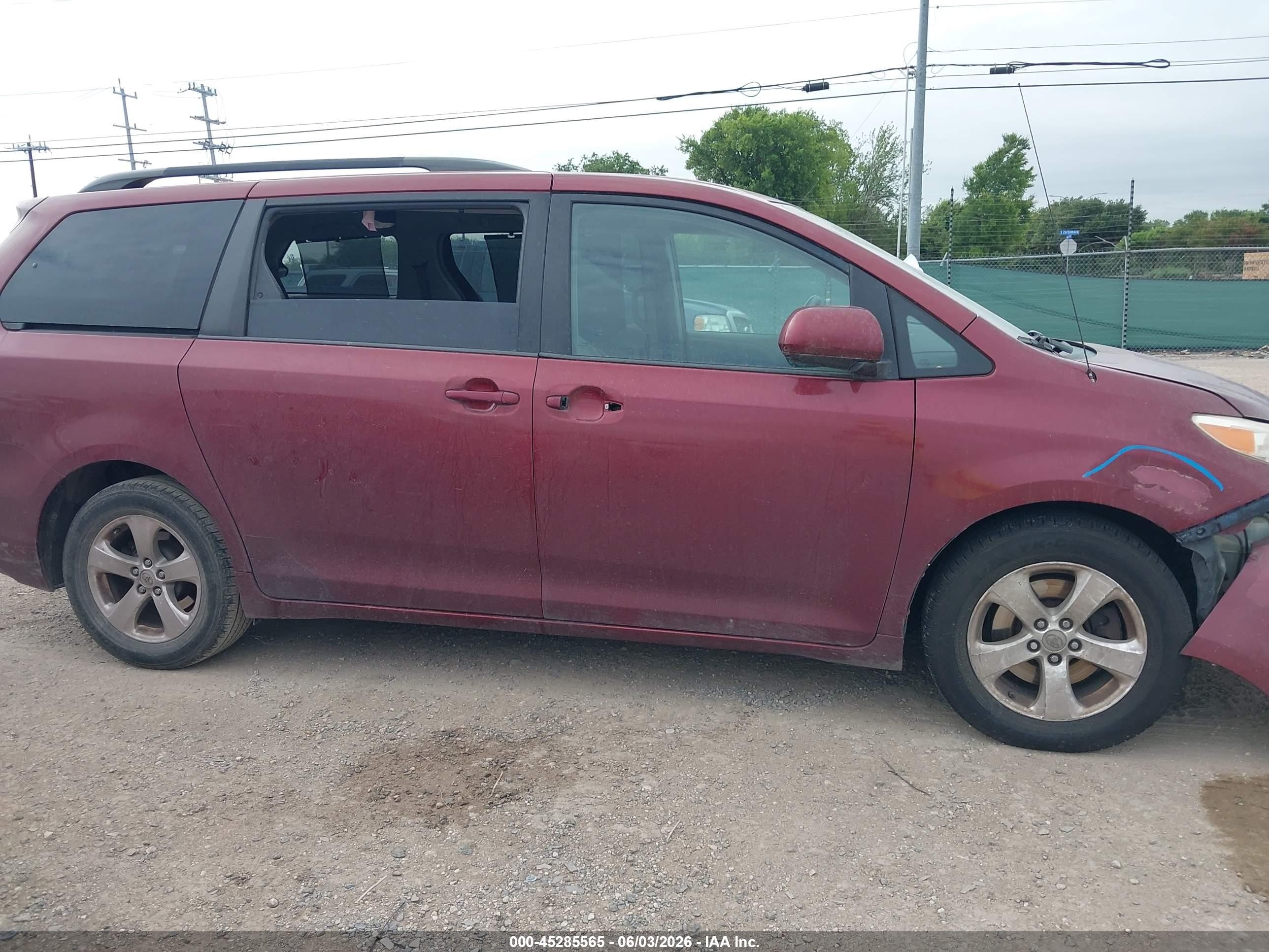 2014 Toyota Sienna Le V6 8 Passenger Red vin: 5TDKK3DC7ES467333
