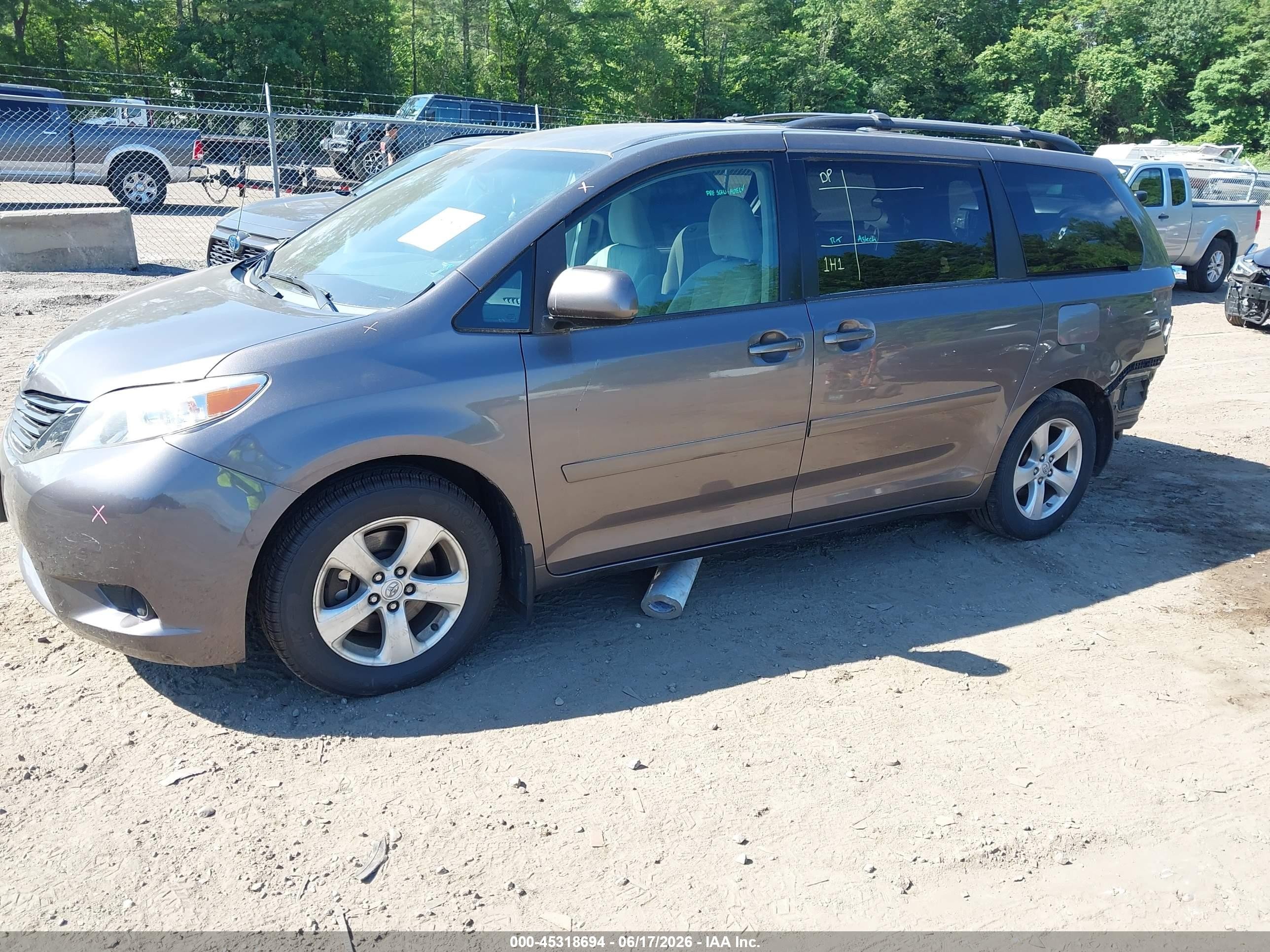 2014 Toyota Sienna Le V6 8 Passenger Gray vin: 5TDKK3DC7ES485346