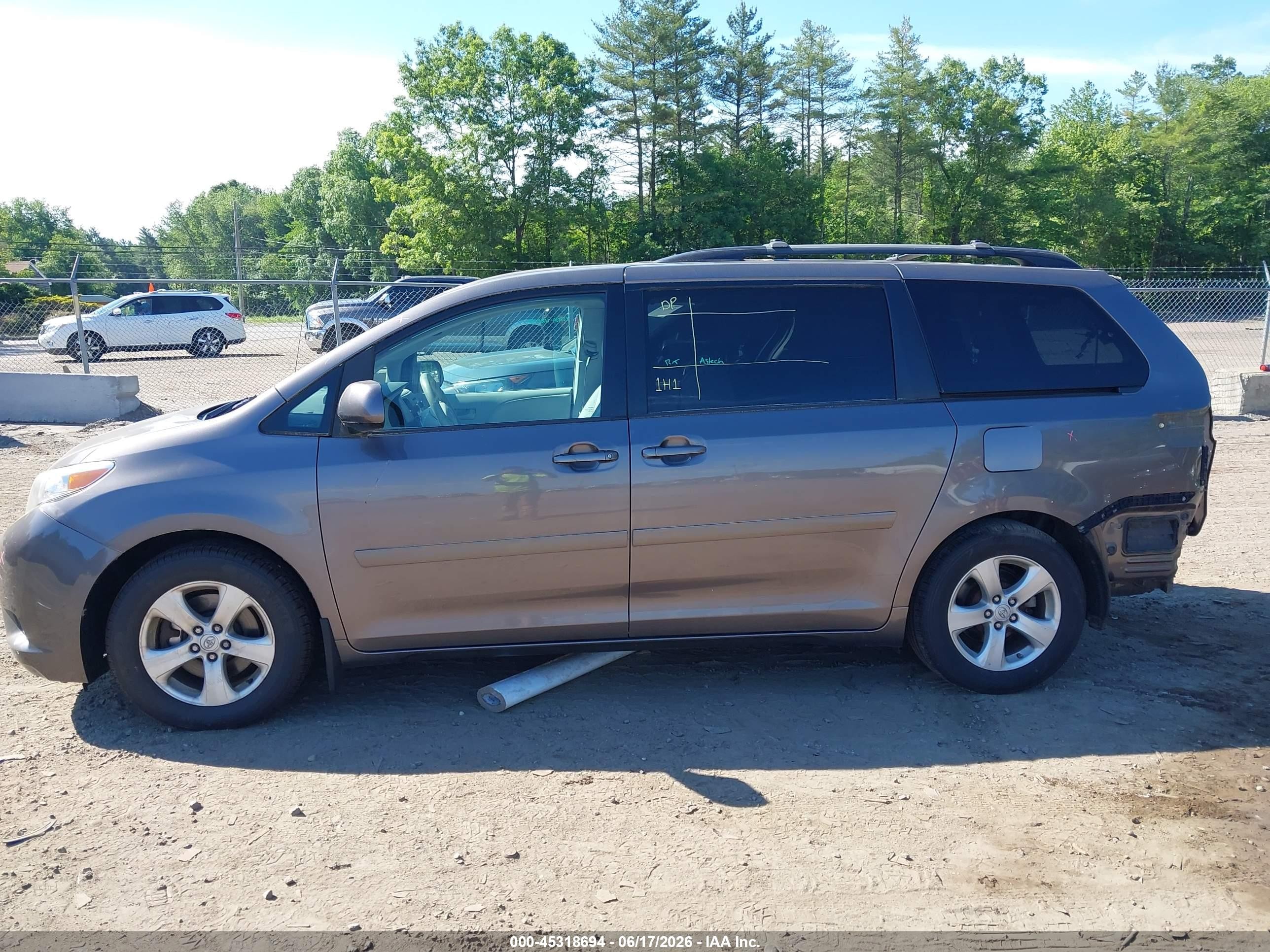 2014 Toyota Sienna Le V6 8 Passenger Gray vin: 5TDKK3DC7ES485346
