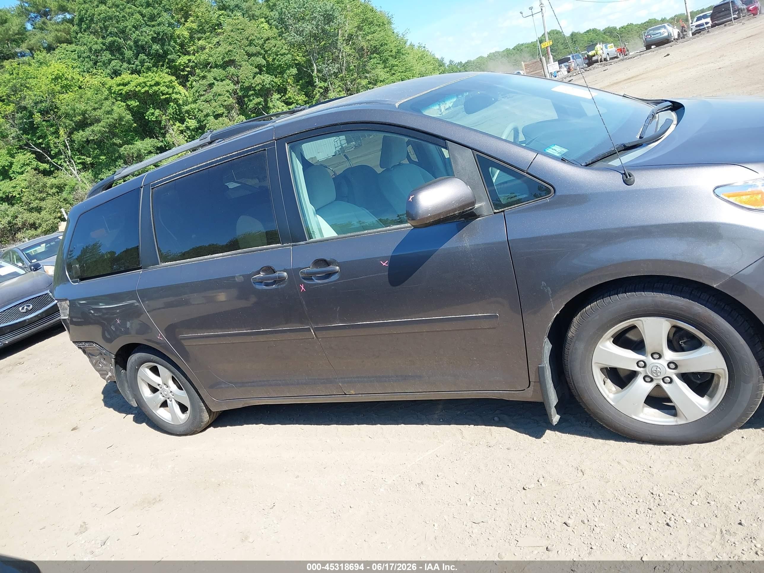2014 Toyota Sienna Le V6 8 Passenger Gray vin: 5TDKK3DC7ES485346