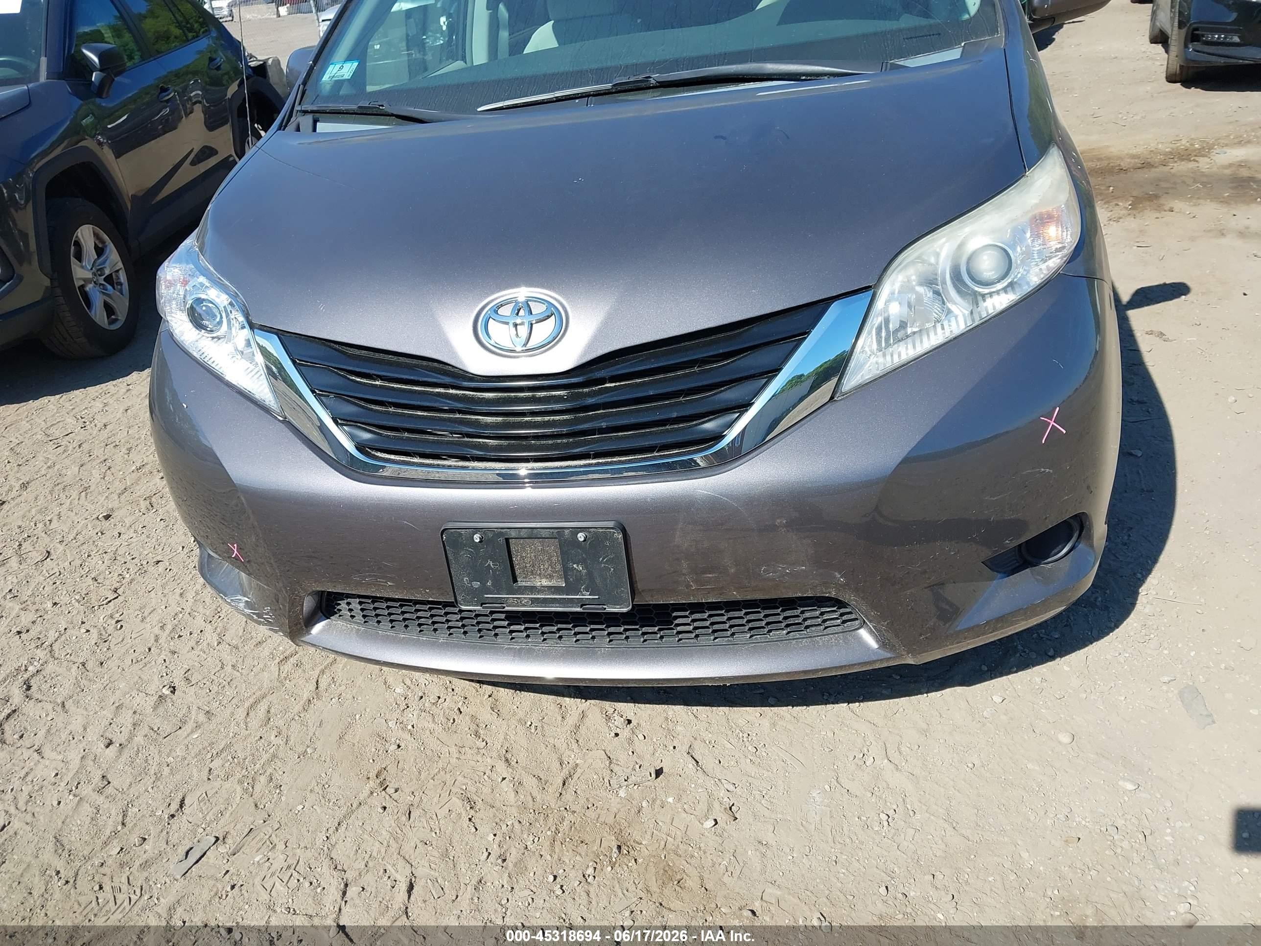 2014 Toyota Sienna Le V6 8 Passenger Gray vin: 5TDKK3DC7ES485346