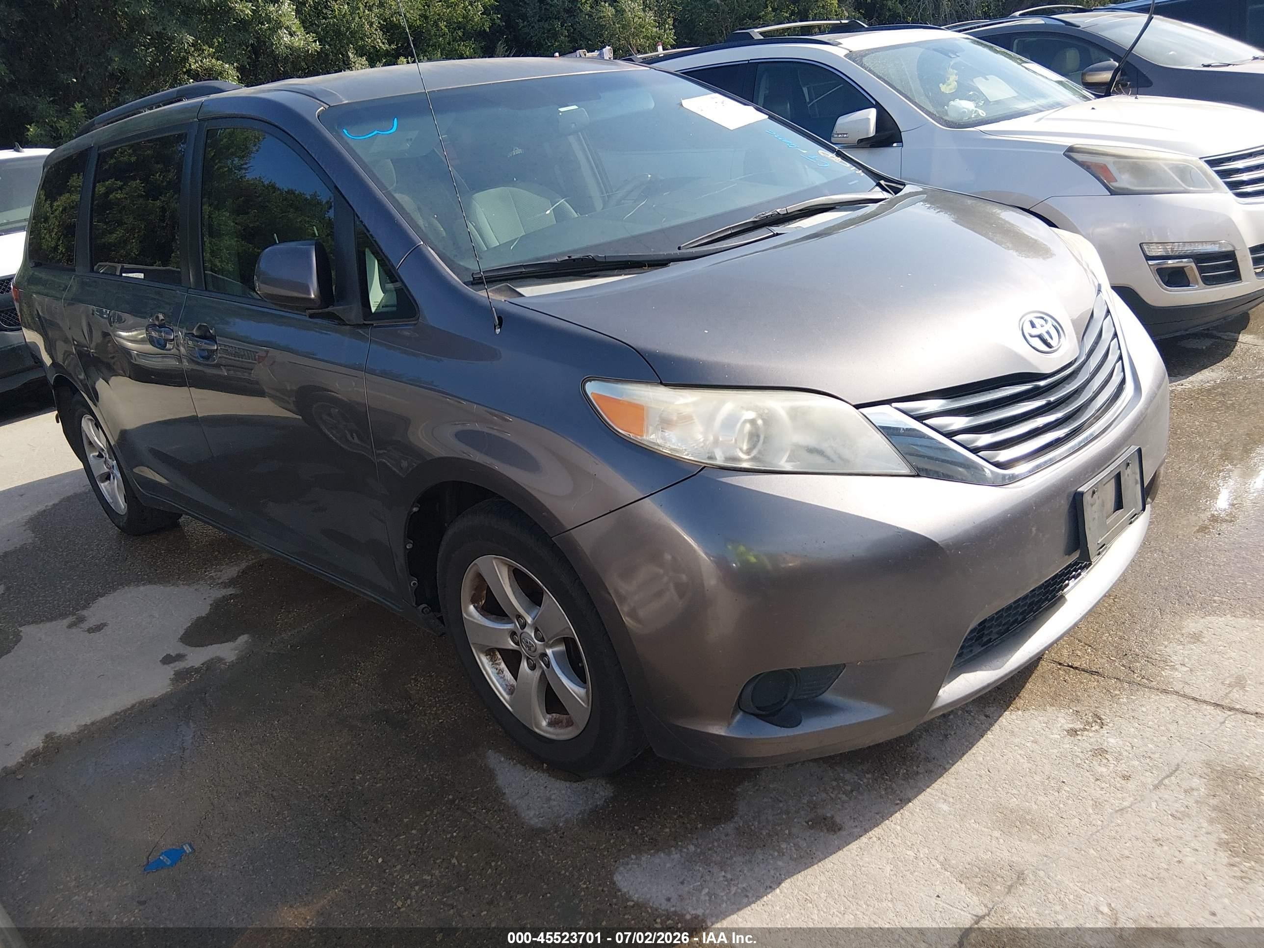 2014 Toyota Sienna Le V6 8 Passenger Gray vin: 5TDKK3DC7ES485606