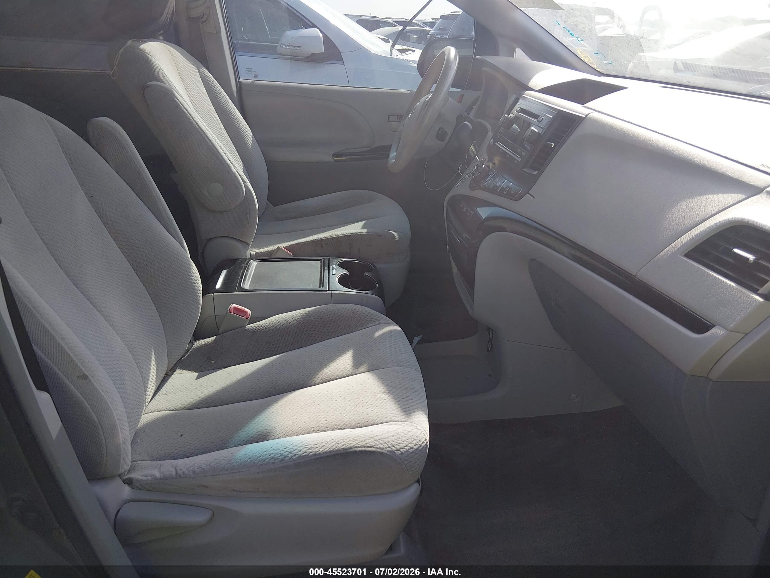 2014 Toyota Sienna Le V6 8 Passenger Gray vin: 5TDKK3DC7ES485606
