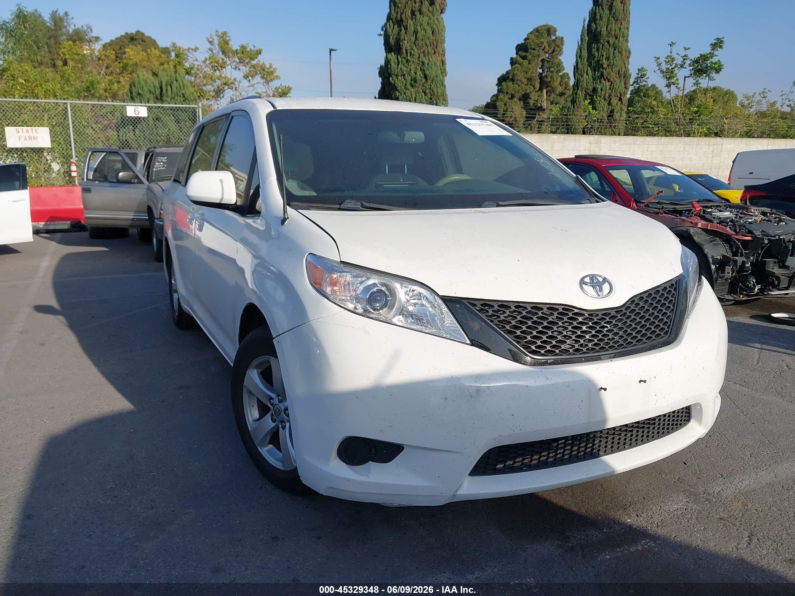2014 Toyota Sienna Le V6 8 Passenger White vin: 5TDKK3DC7ES492653