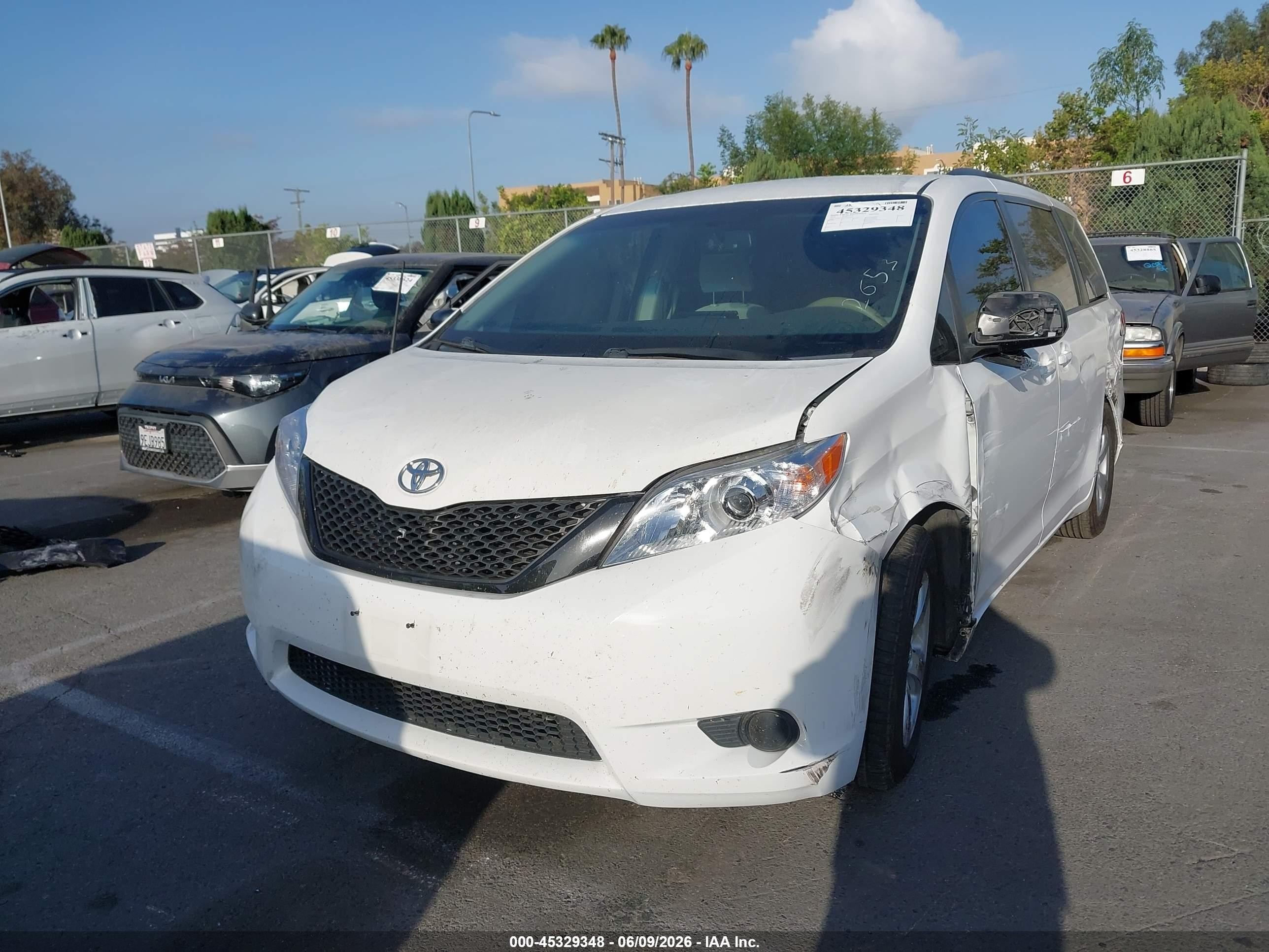 2014 Toyota Sienna Le V6 8 Passenger White vin: 5TDKK3DC7ES492653