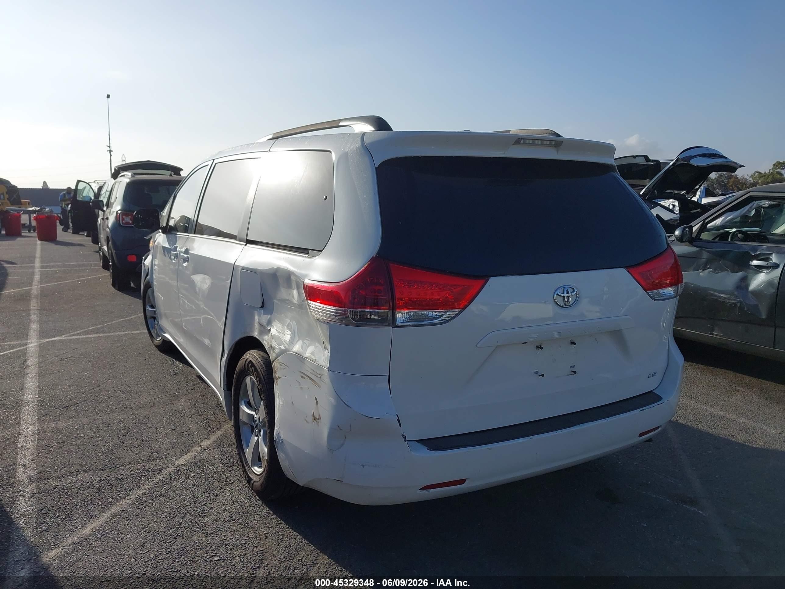 2014 Toyota Sienna Le V6 8 Passenger White vin: 5TDKK3DC7ES492653