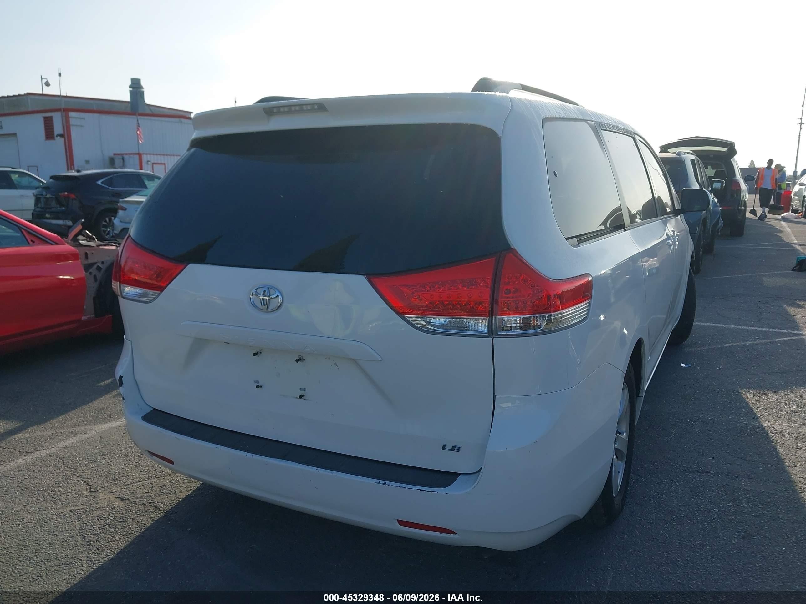 2014 Toyota Sienna Le V6 8 Passenger White vin: 5TDKK3DC7ES492653