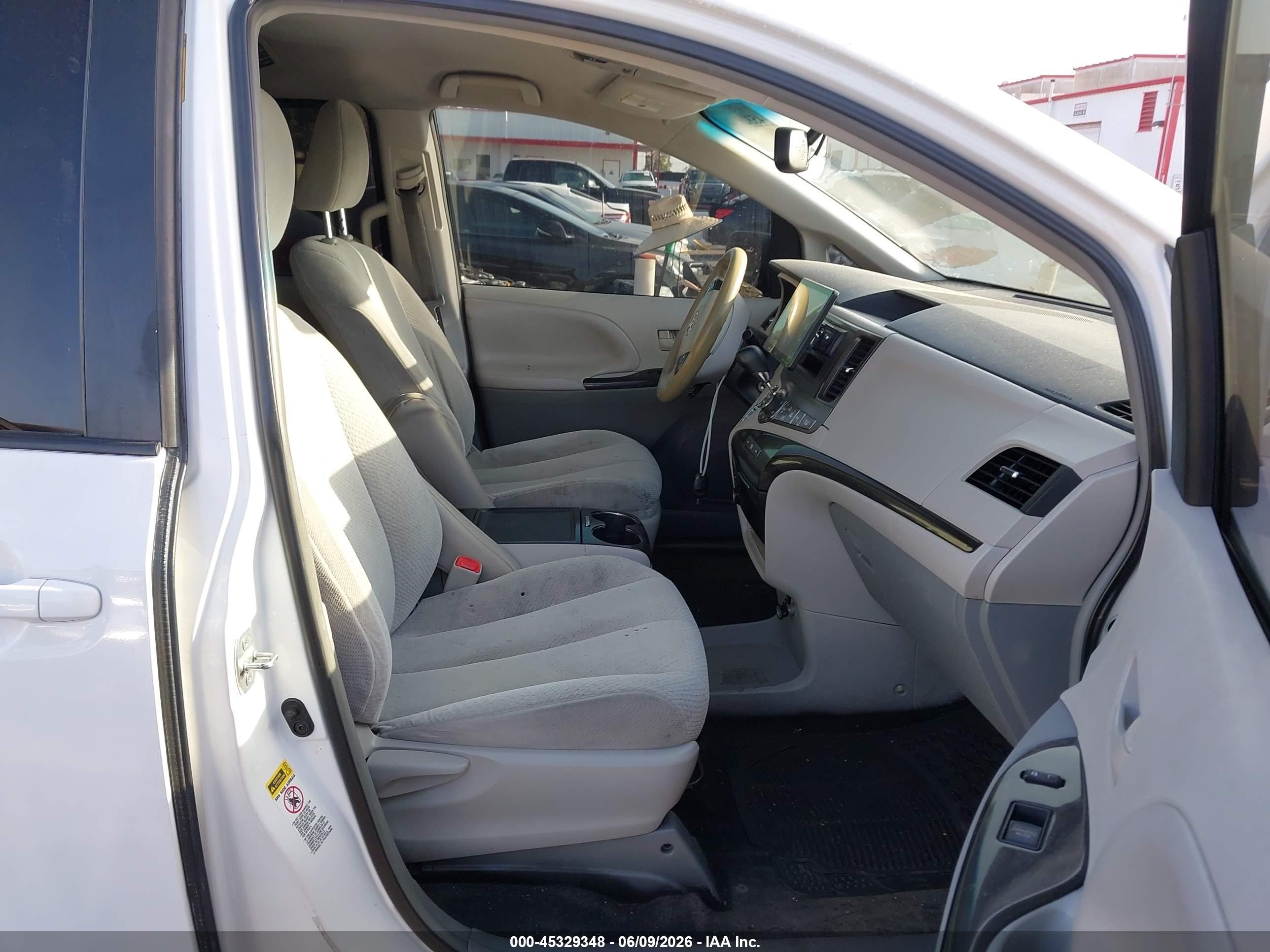 2014 Toyota Sienna Le V6 8 Passenger White vin: 5TDKK3DC7ES492653
