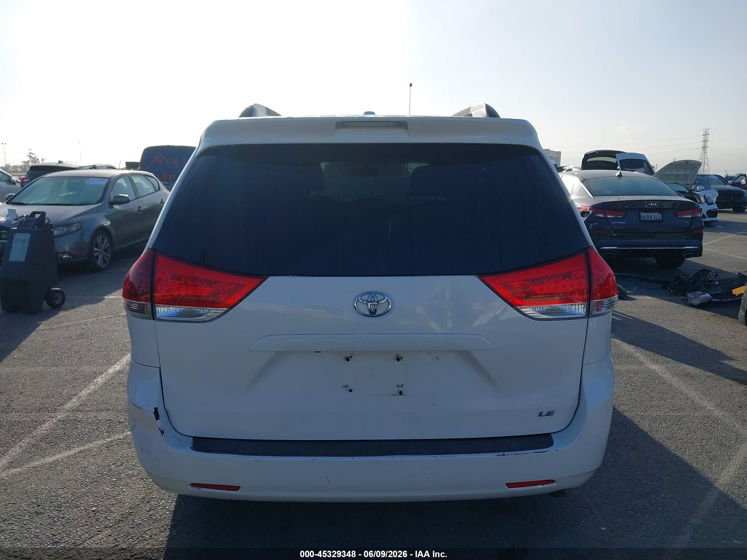 2014 Toyota Sienna Le V6 8 Passenger White vin: 5TDKK3DC7ES492653