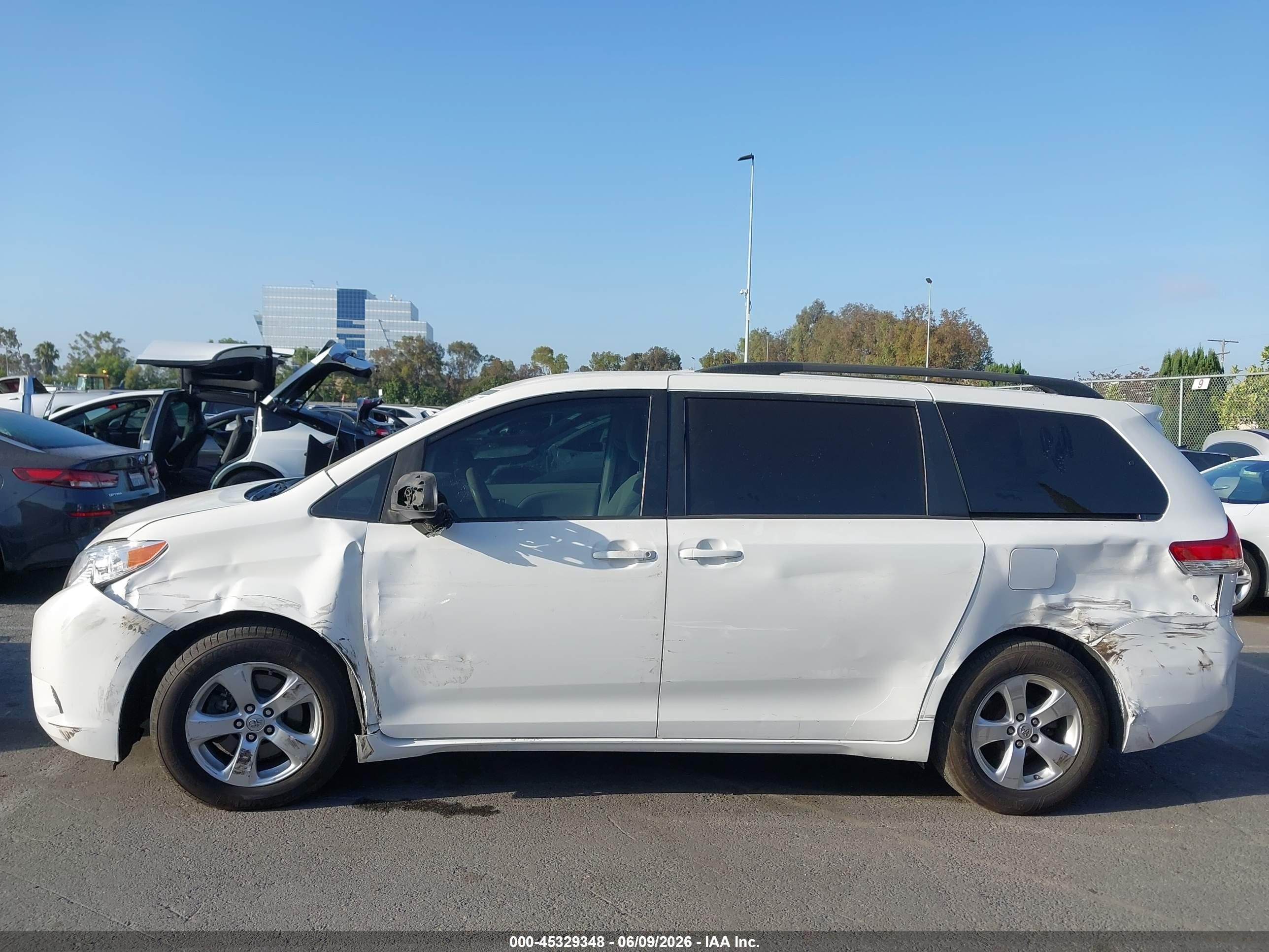 2014 Toyota Sienna Le V6 8 Passenger White vin: 5TDKK3DC7ES492653