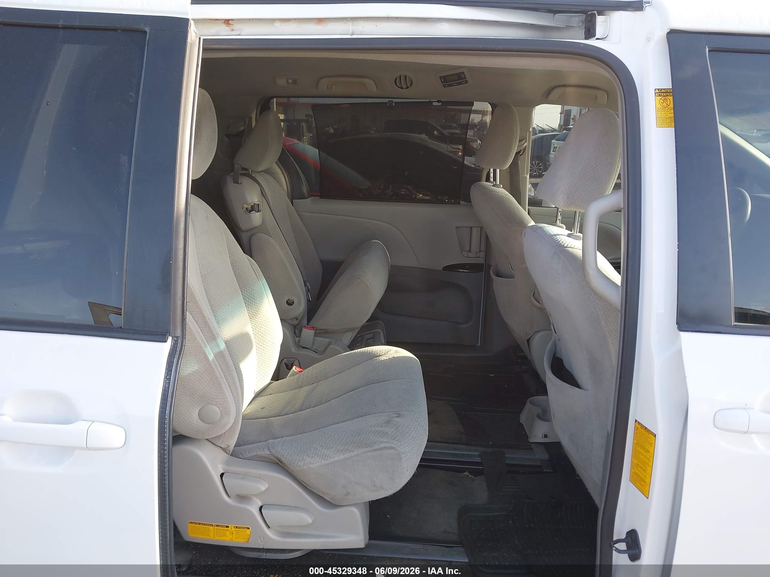 2014 Toyota Sienna Le V6 8 Passenger White vin: 5TDKK3DC7ES492653