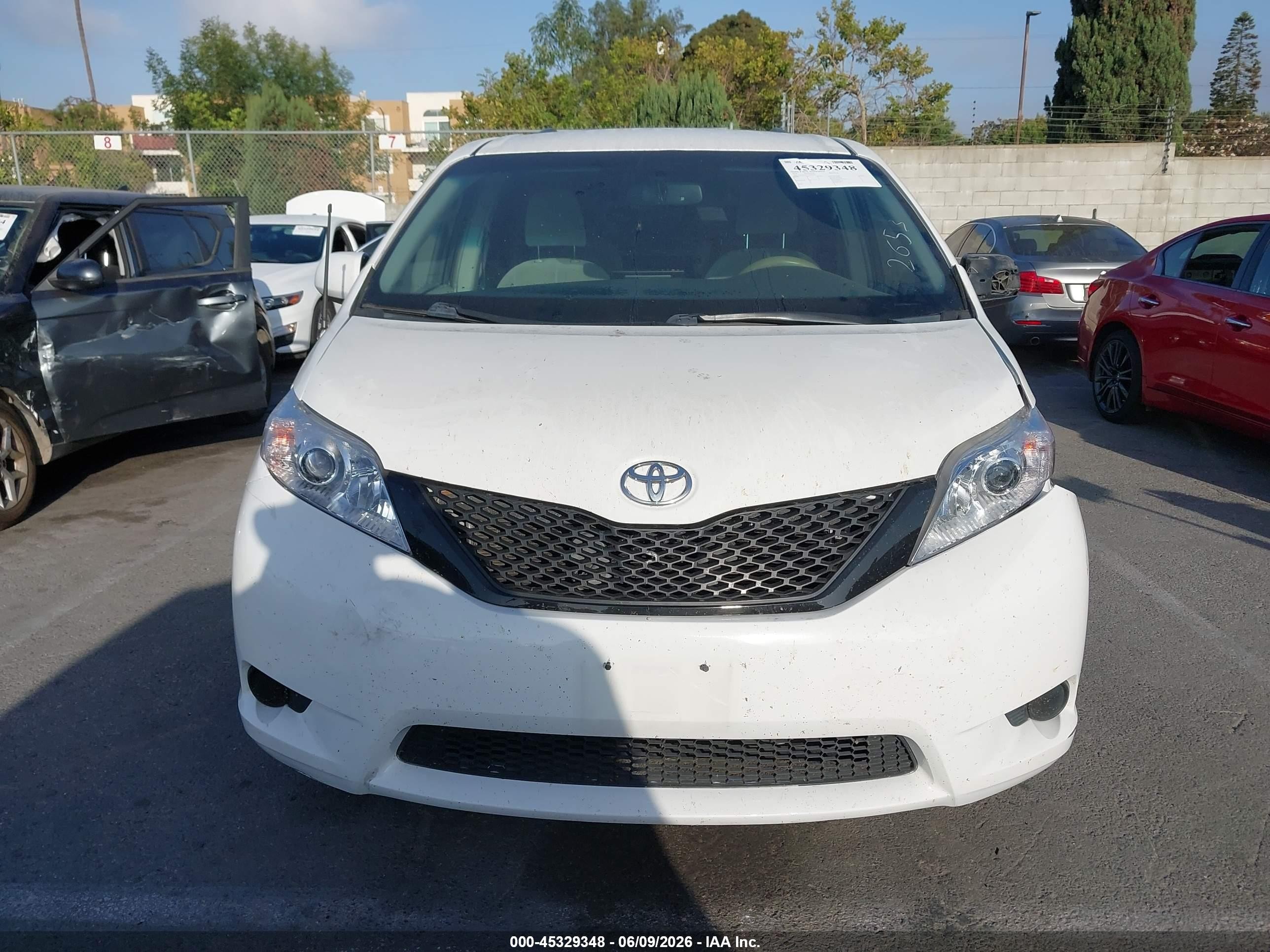 2014 Toyota Sienna Le V6 8 Passenger White vin: 5TDKK3DC7ES492653