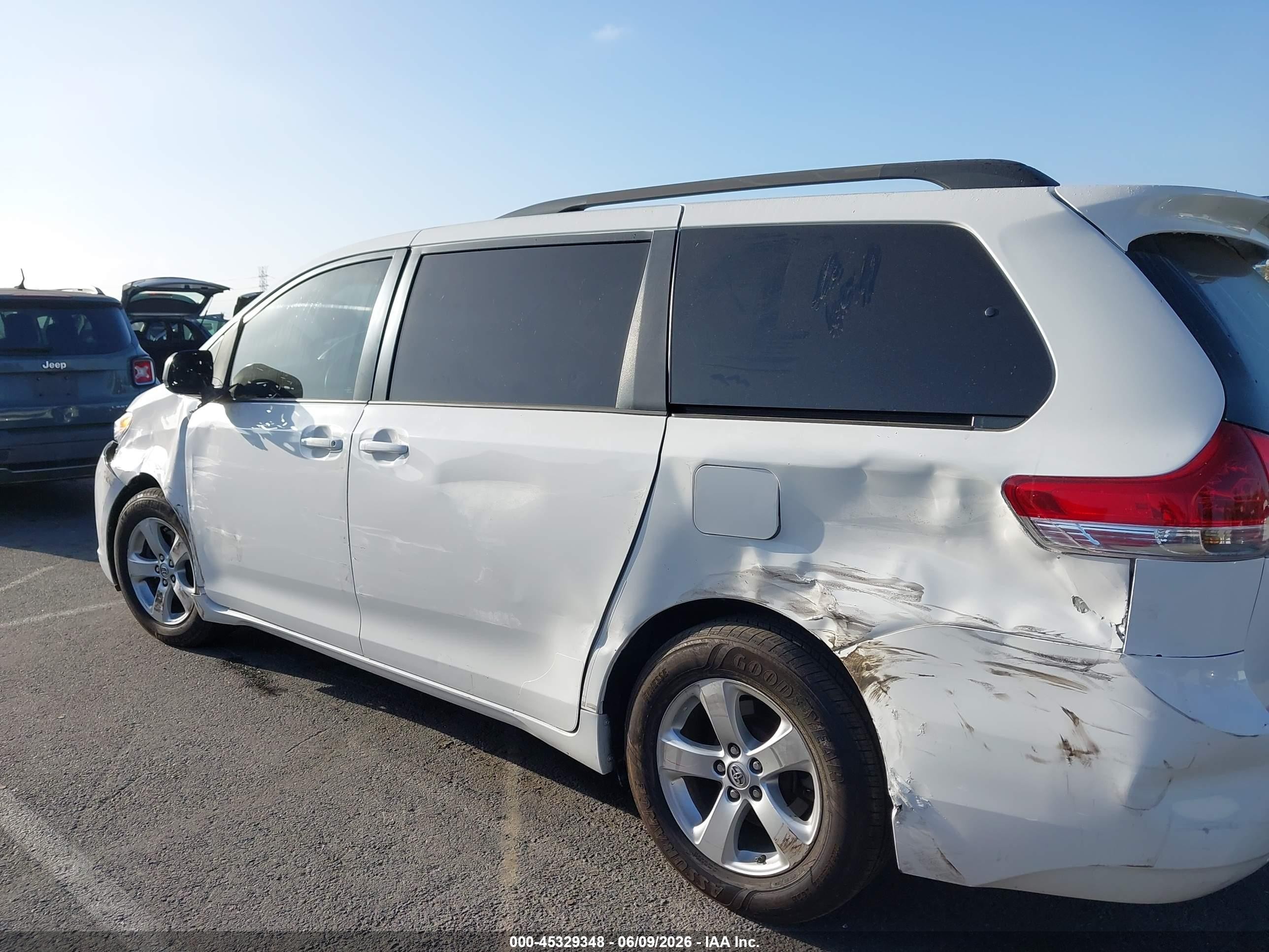 2014 Toyota Sienna Le V6 8 Passenger White vin: 5TDKK3DC7ES492653