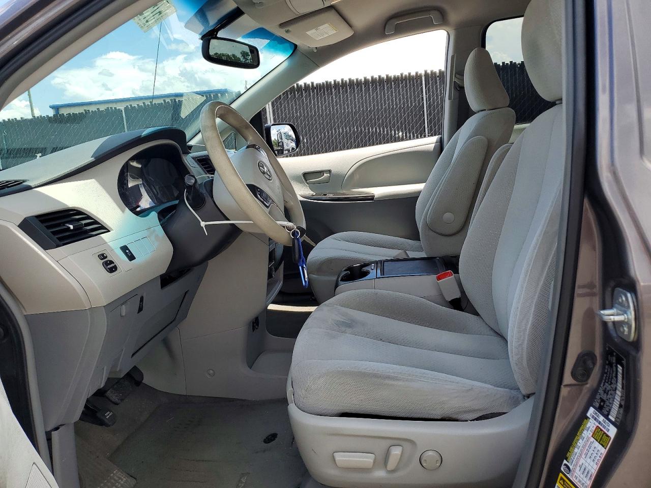 2014 Toyota Sienna Le Gray vin: 5TDKK3DC7ES499473
